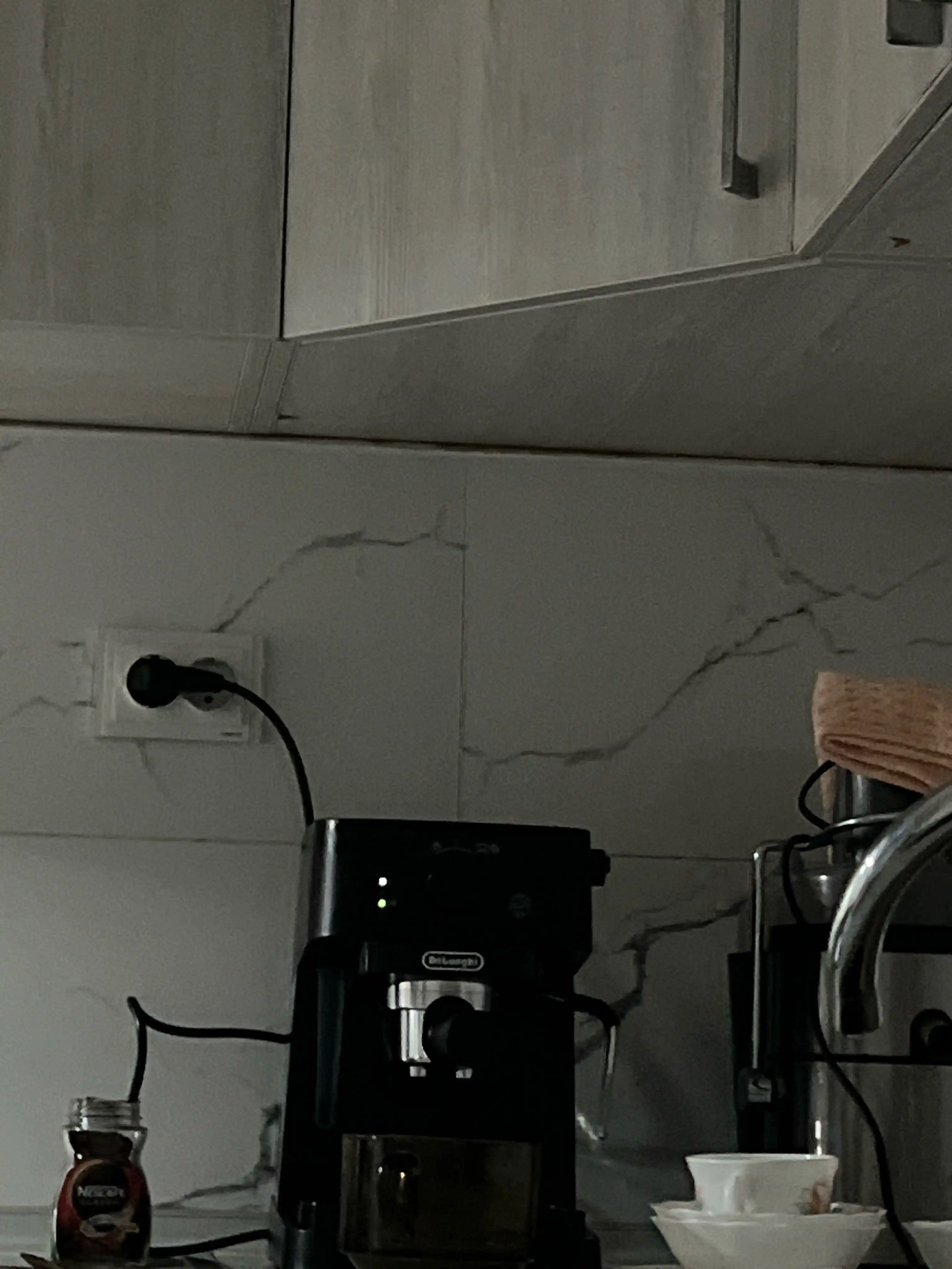 De’Longhi EC235.BK Stilosa shoxchali qahva qaynatgich, 15 bar, kapuchinator bilan