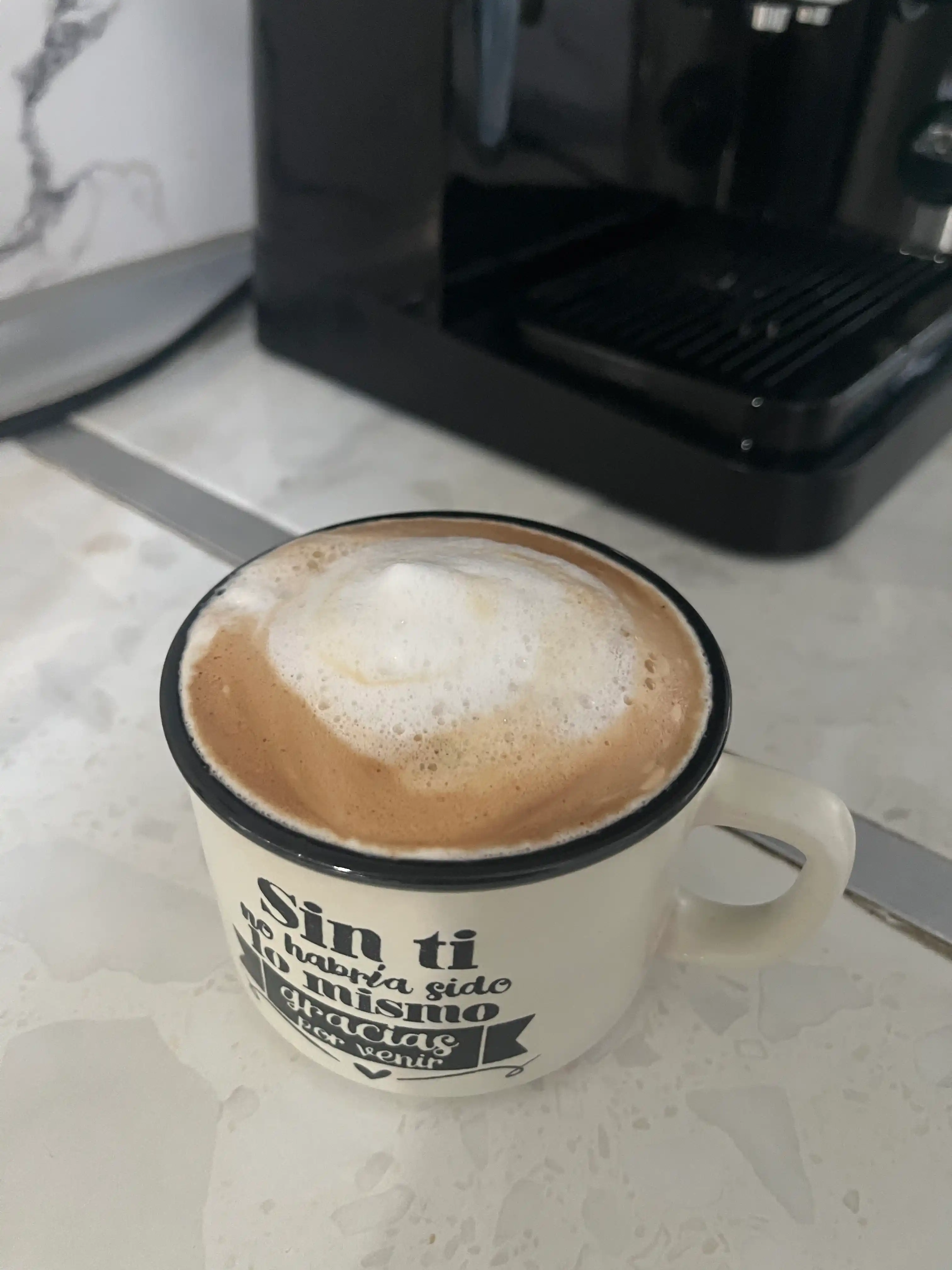 De’Longhi EC235.BK Stilosa shoxchali qahva qaynatgich, 15 bar, kapuchinator bilan