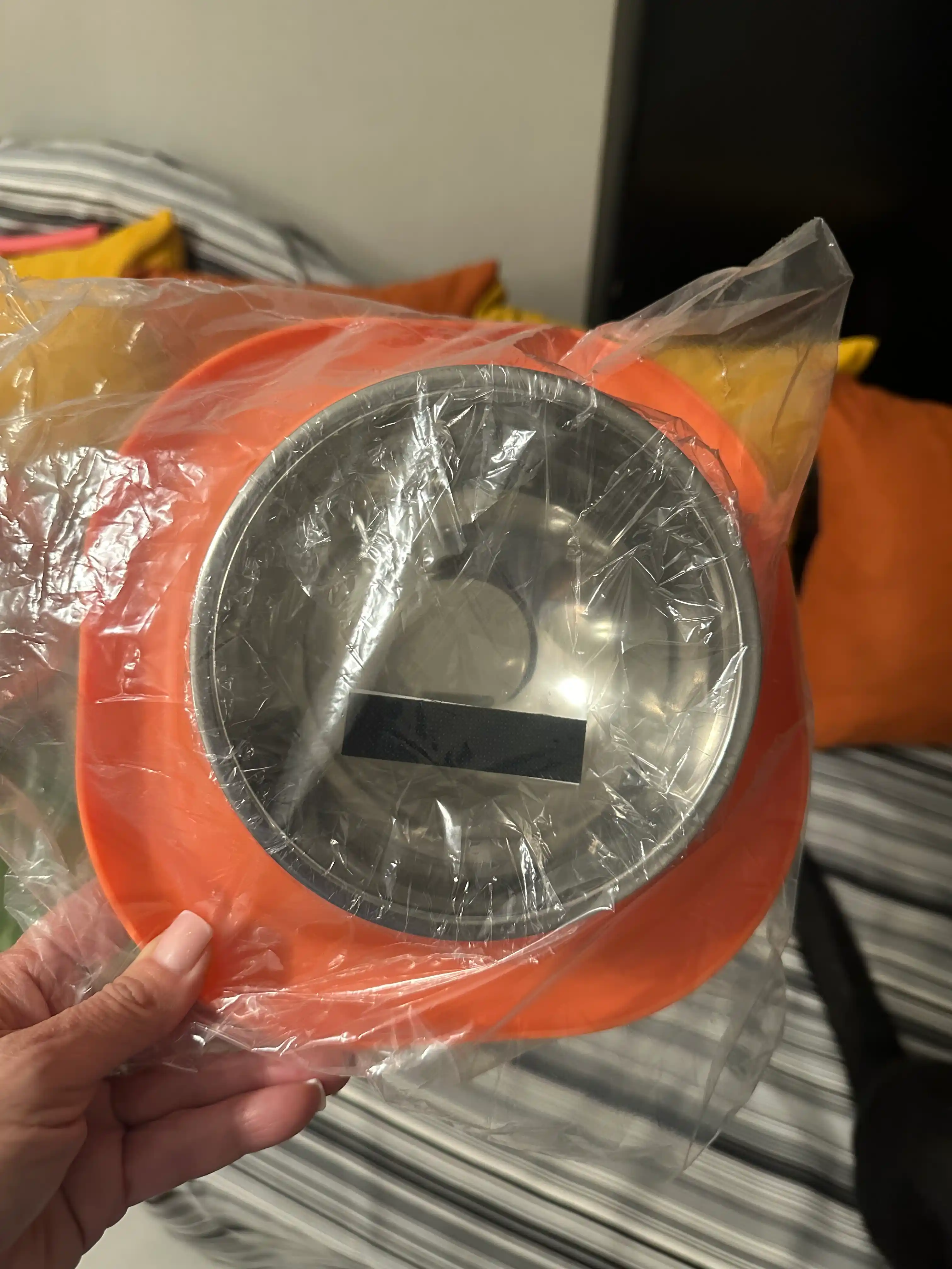 Kichik zotli itlar, Mushuklar va mushukchalar uchun plastik stenddagi metall idish