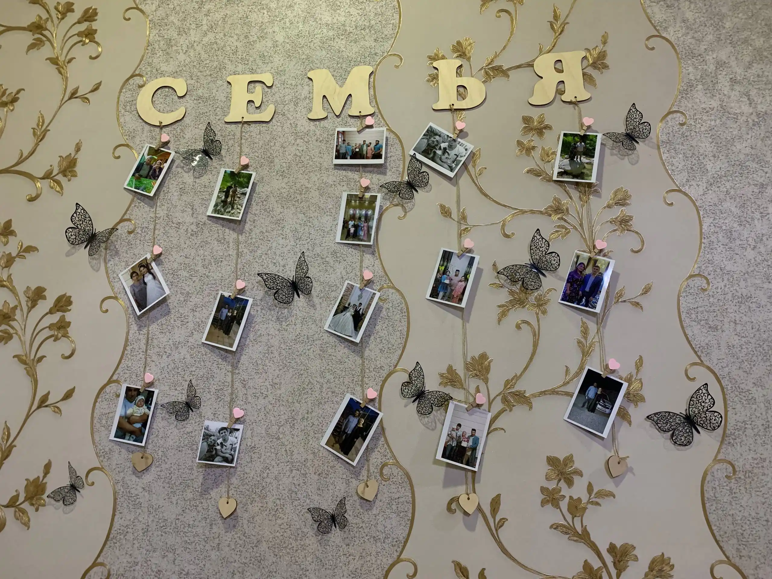 Moodboard LED chiroq bilan, foto panel qisqichli, yog‘och surat ushlagich yoritgich bilan