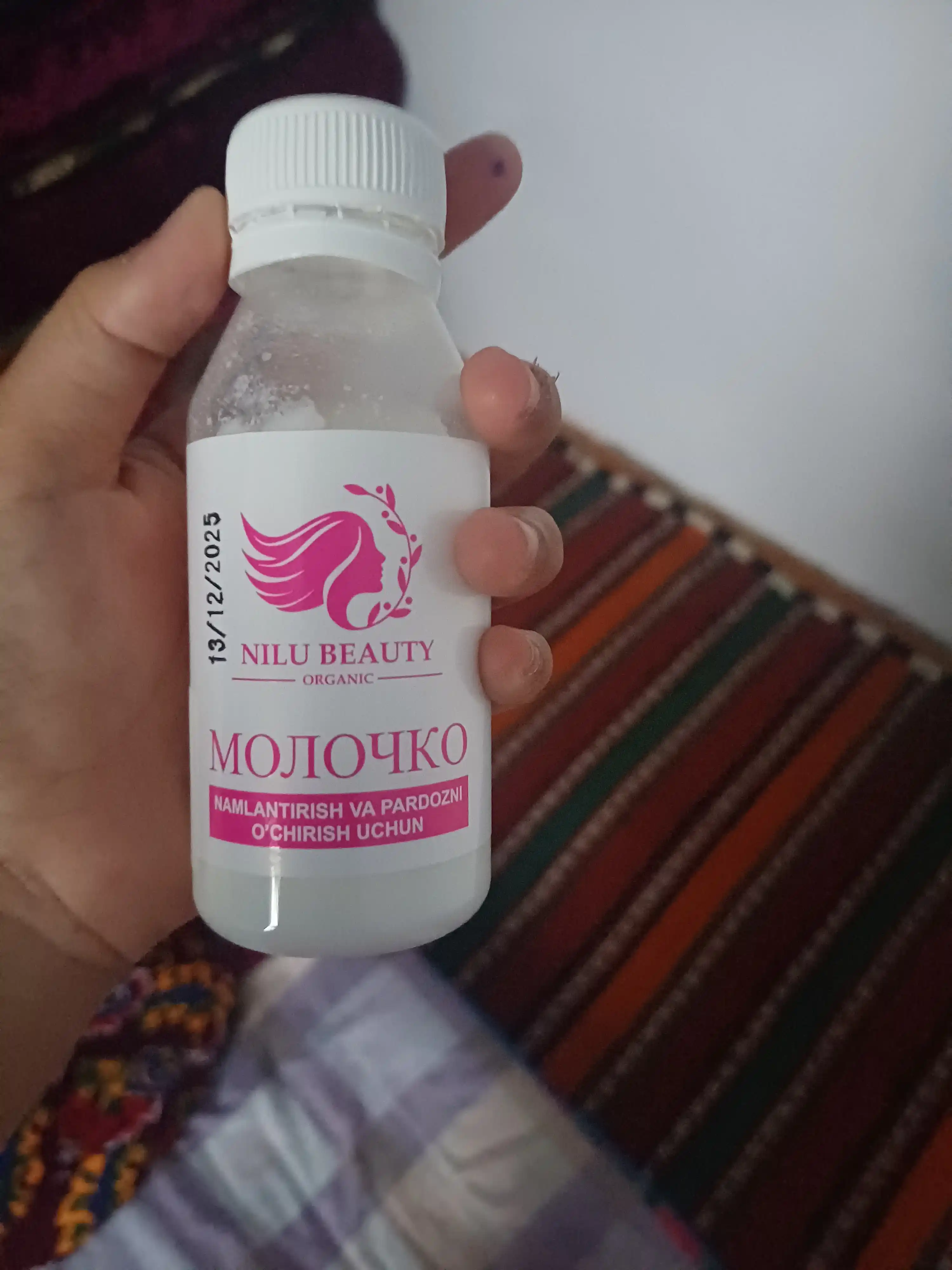 Yengil makiyajni olib tashlash va yuzni namlantirish uchun tabiiy kosmetik molochko