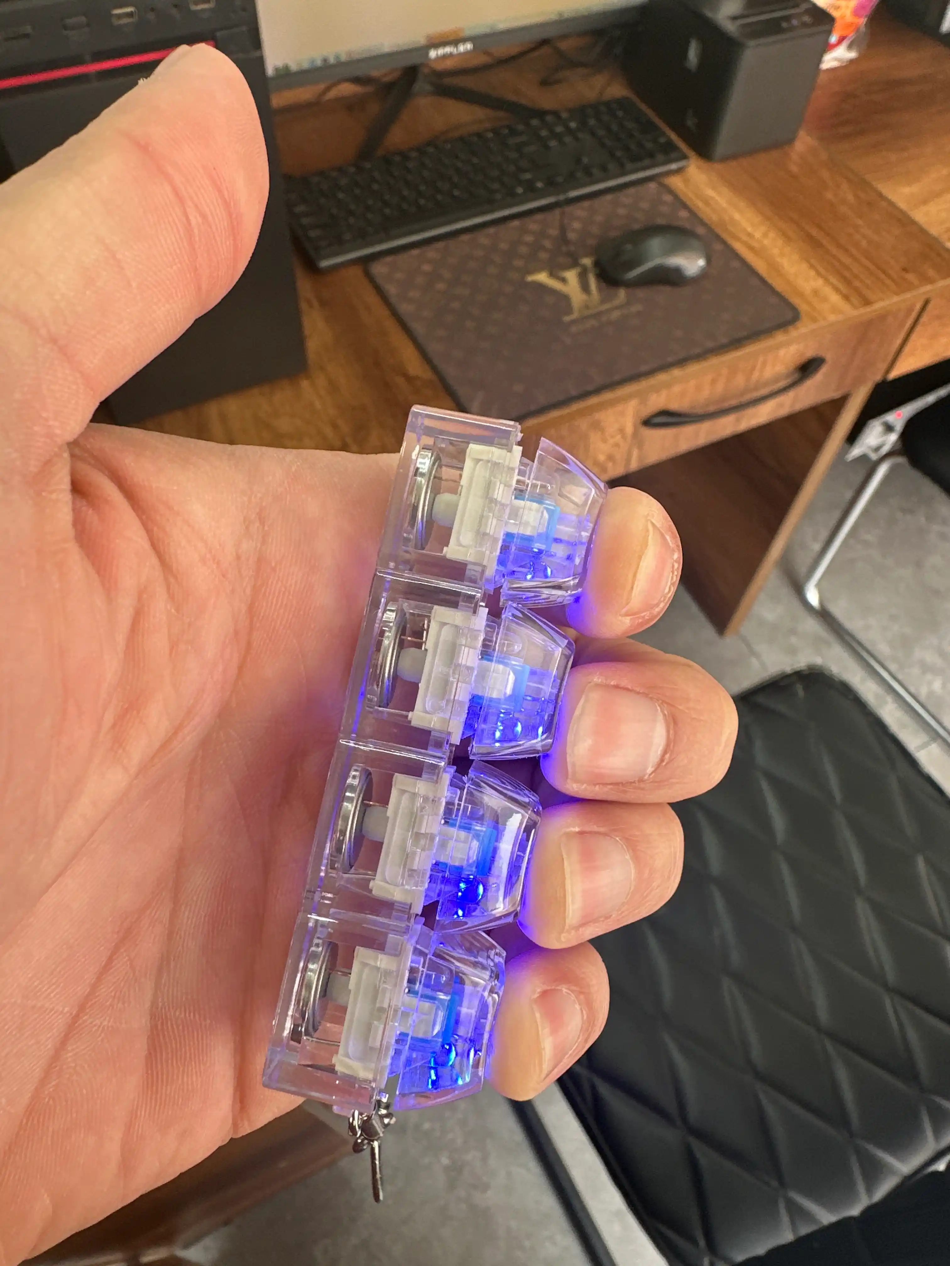 Stressga Qarshi Brelok-Klaviatura, RGB Antistress Keyboard