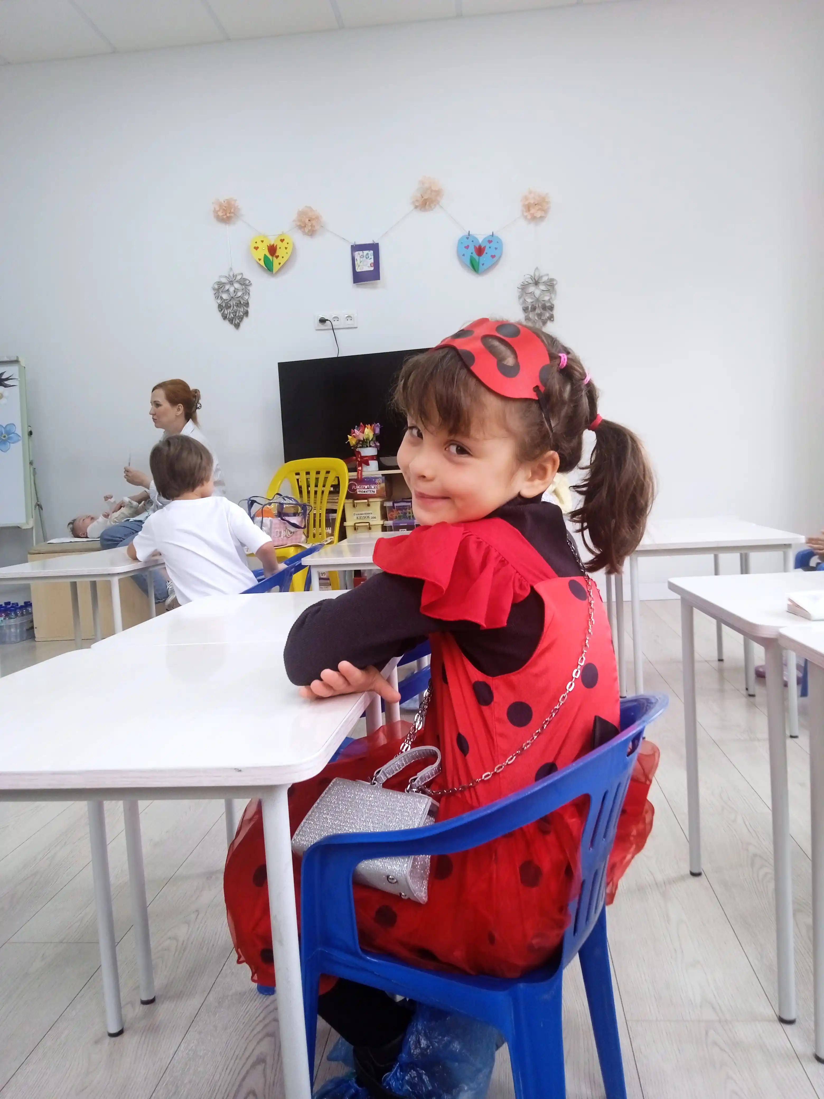 Qizlar uchun liboslar va kostyumlar: Lady Bug, Elza, Jasmin, Malika Safiya, K-pop Hunter X