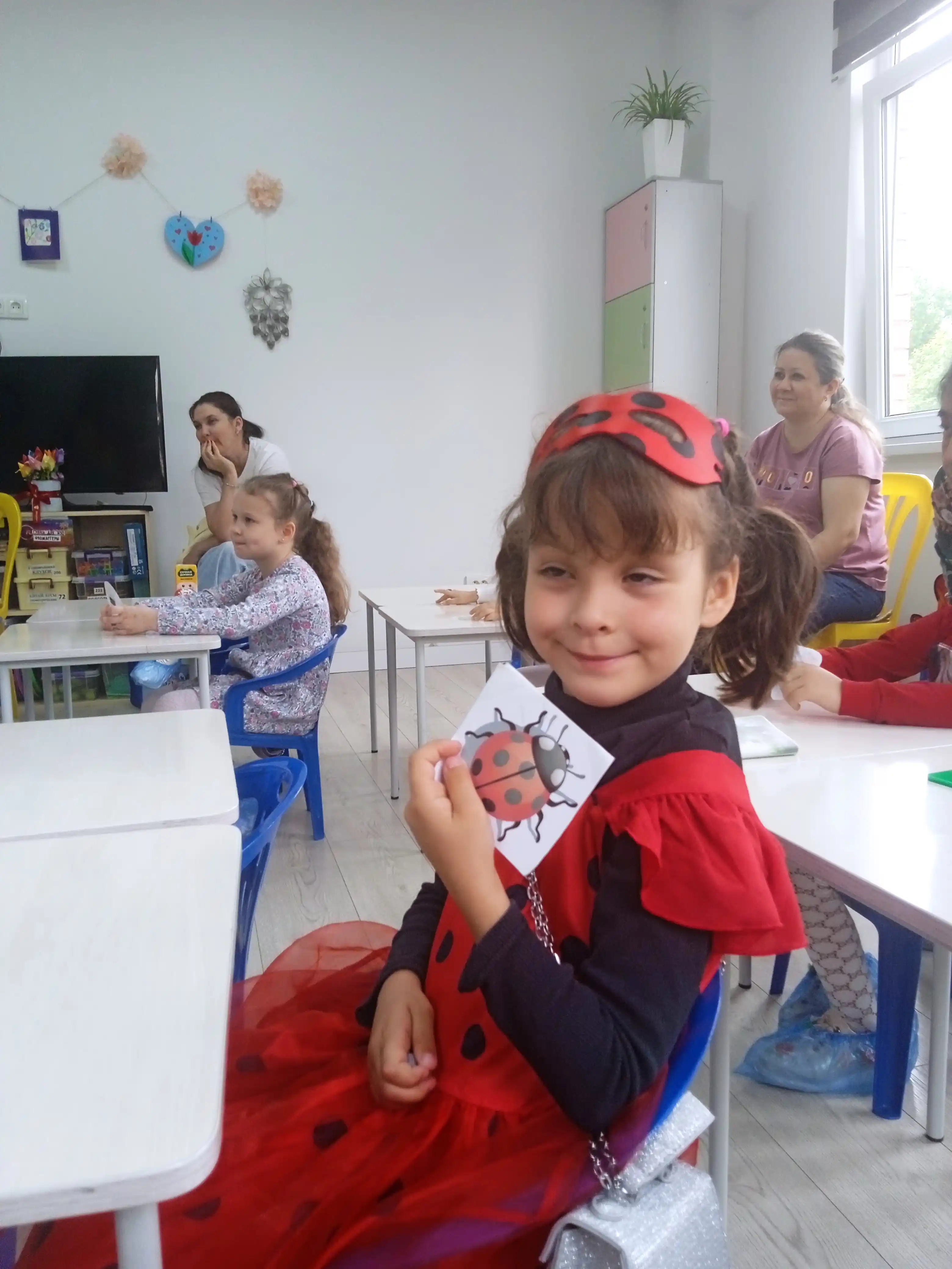 Qizlar uchun liboslar va kostyumlar: Lady Bug, Elza, Jasmin, Malika Safiya, K-pop Hunter X