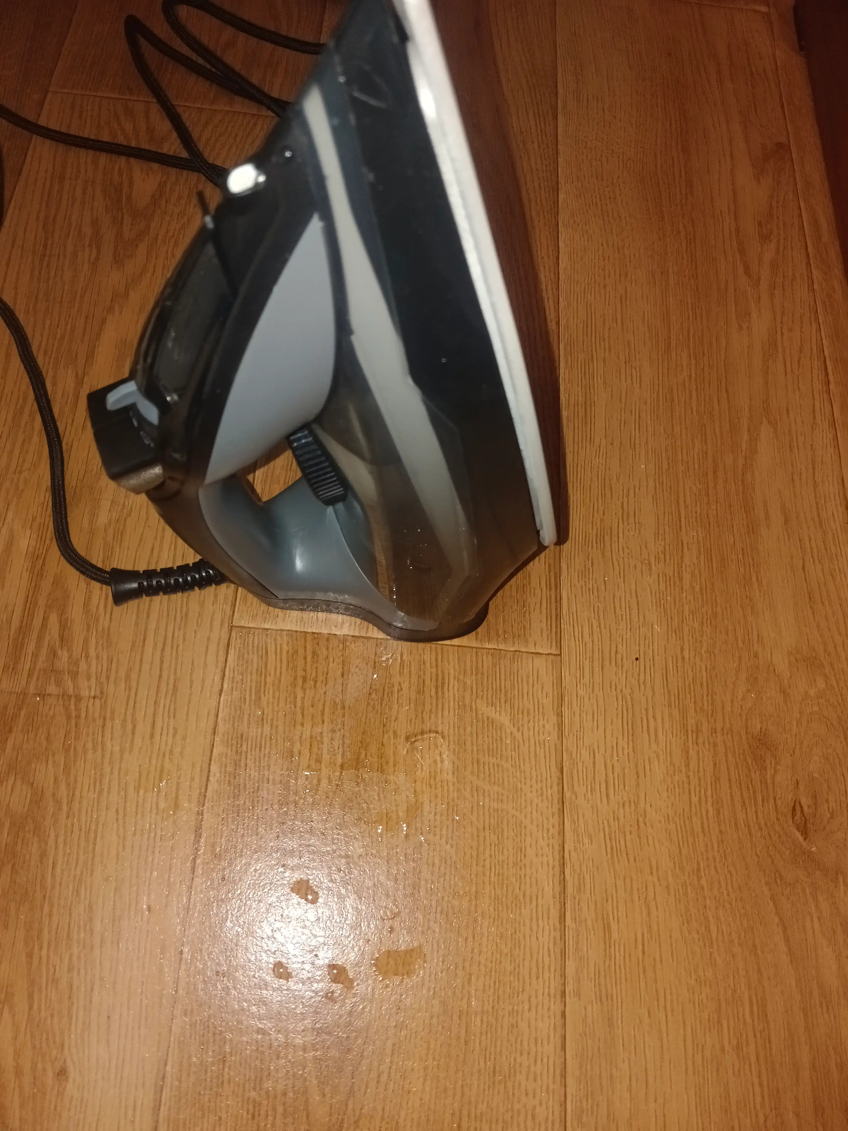 Kuchli bug‘li dazmol, antiyopishqoq qoplama, 2600 Vt, tez va samarali tekislash