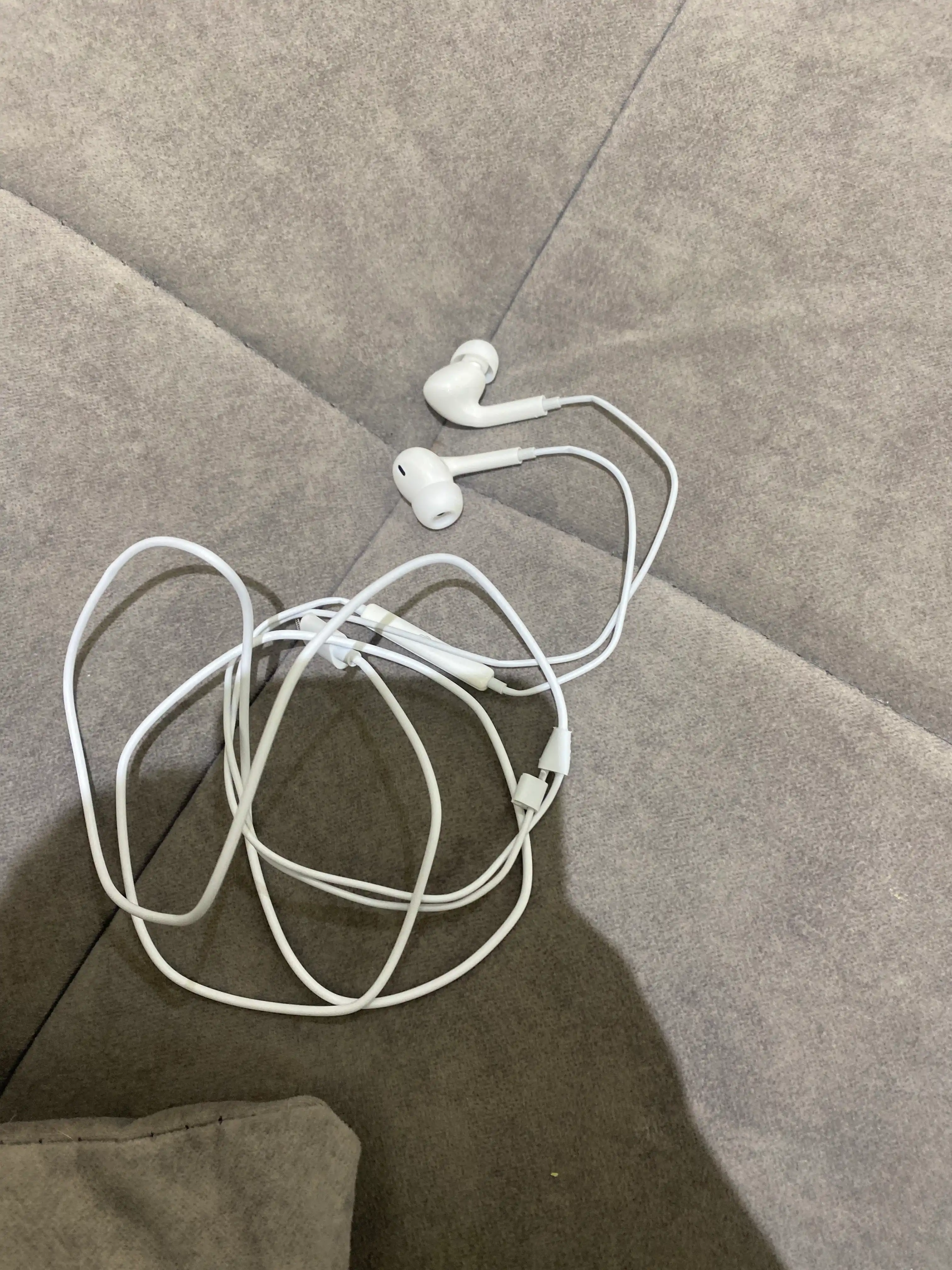 Simli quloqchinlar,  Type c kabeli va  Lightning kabeli, Bluetooth bilan