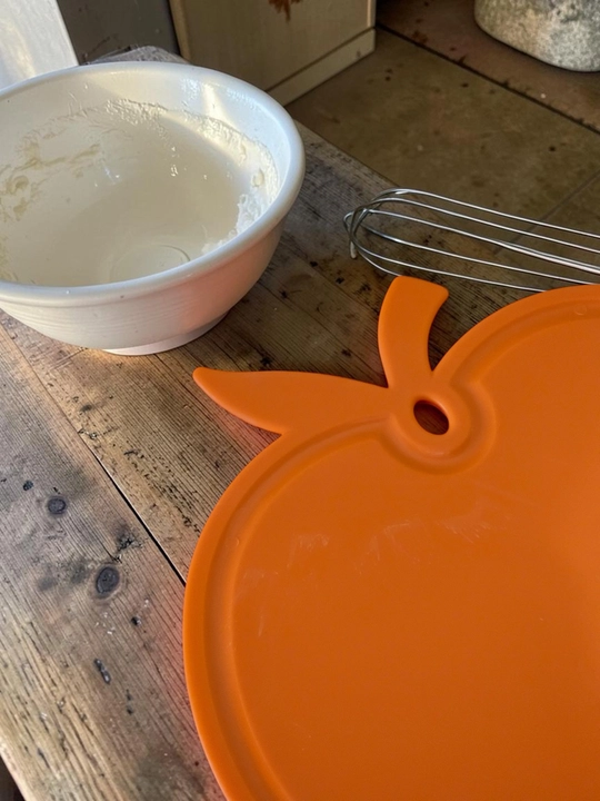 Plastmassa kesish taxtasi, oshxona olmasi, mahsulotlarni kesish uchun mo‘ljallangan