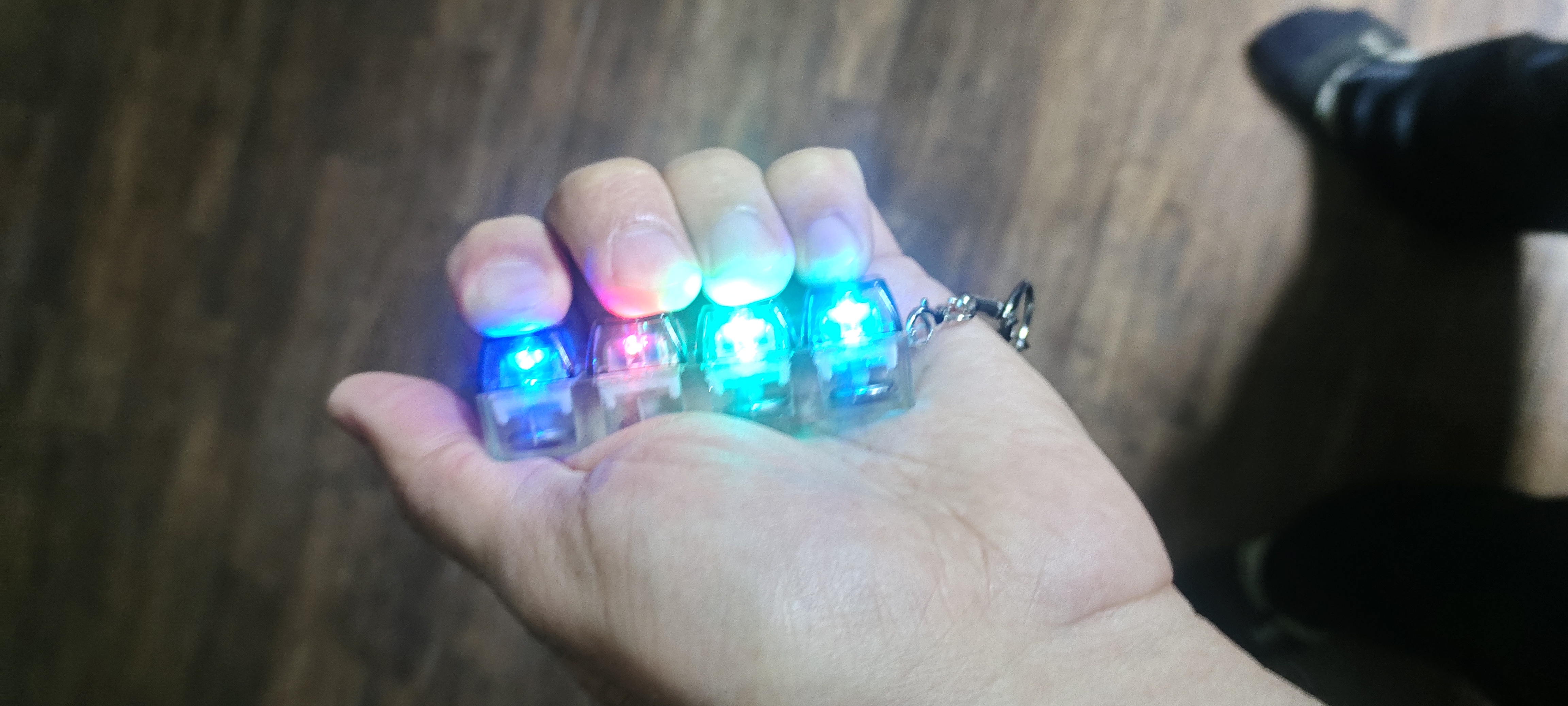 Keycap, Stressga qarshi brelok tugmasi, brelok klaviaturasi bosilganda yonadi va bosadi