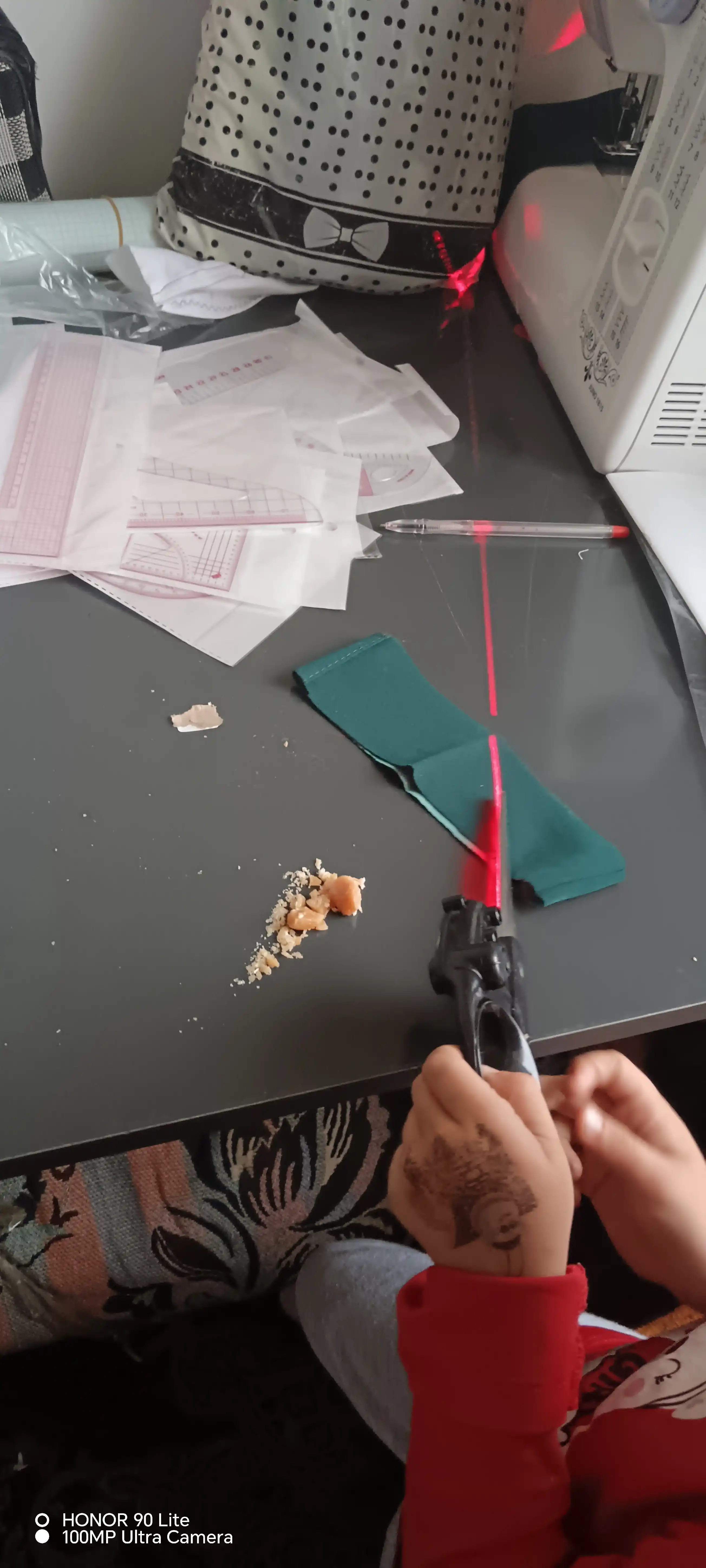 Gazlamani to‘g‘ri va tez kesish uchun lazerli qaychi