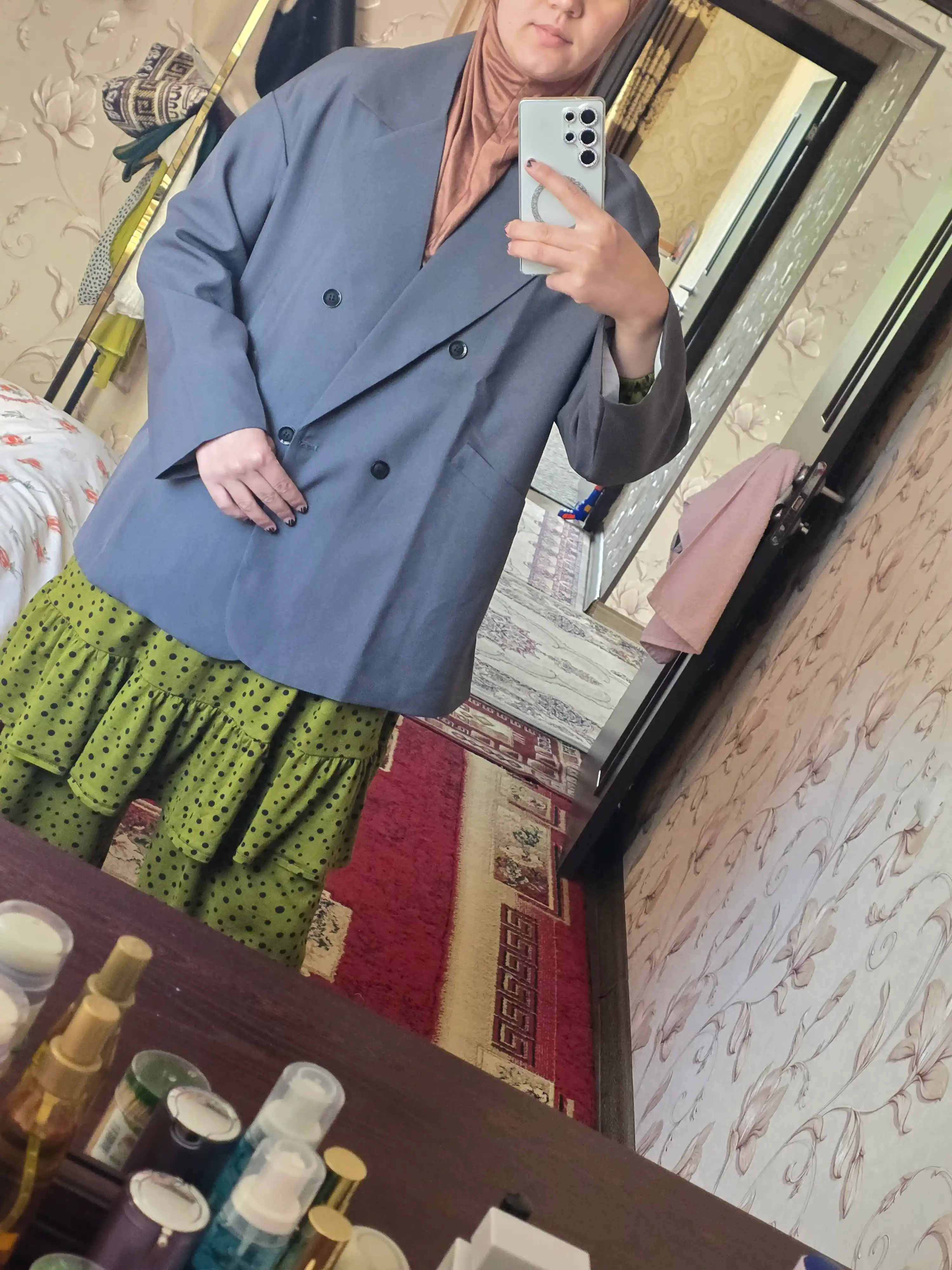 Женский пиджак oversize — не плотная, подходит для тёплых дней осени и весны
