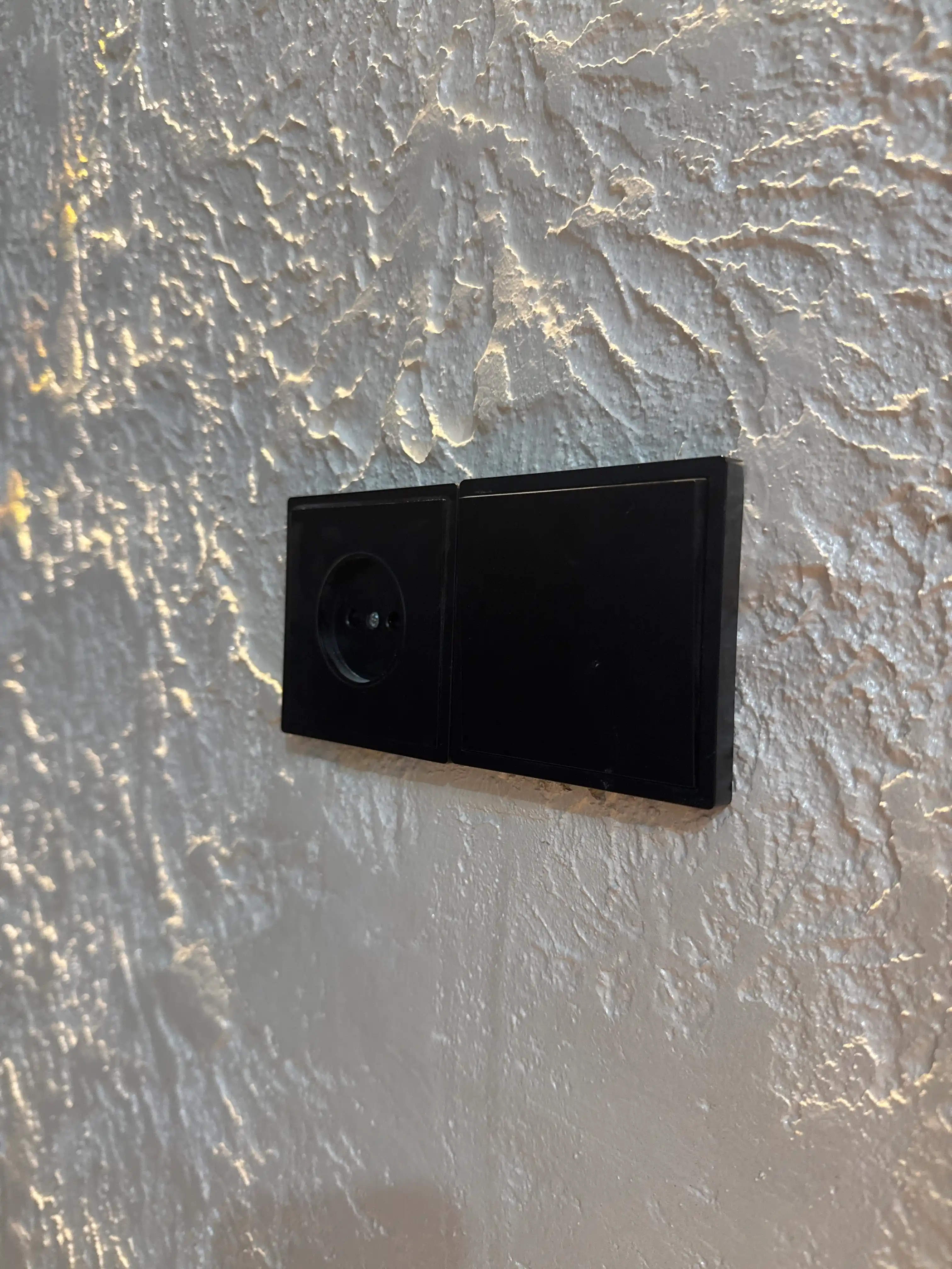 Venus 1 tugmali yoritish kaliti 10A qora PRIME, devorga o‘rnatiladigan kalit, 220V, ABS