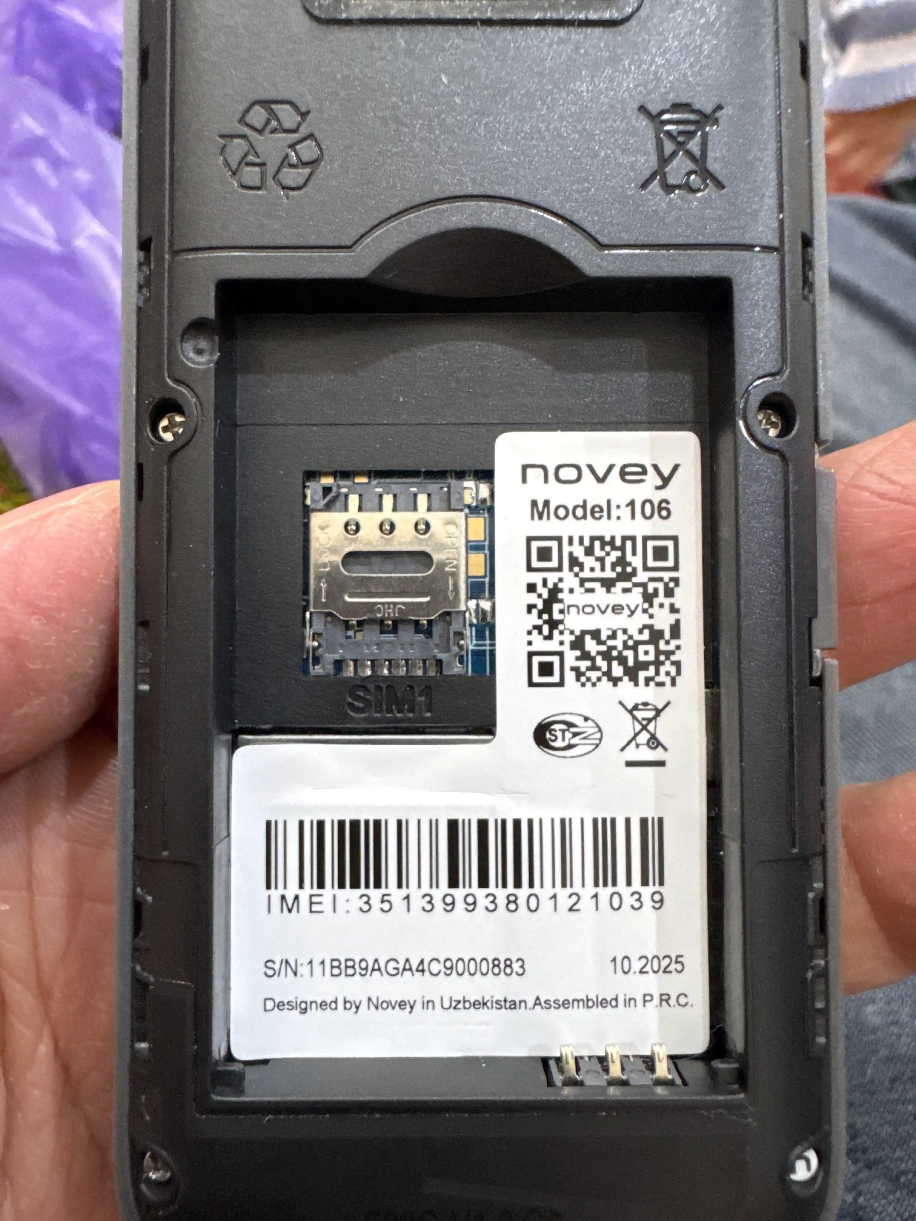 Novey 106 knopkali telefon, kamerasiz, 1 SIM, 4 rang