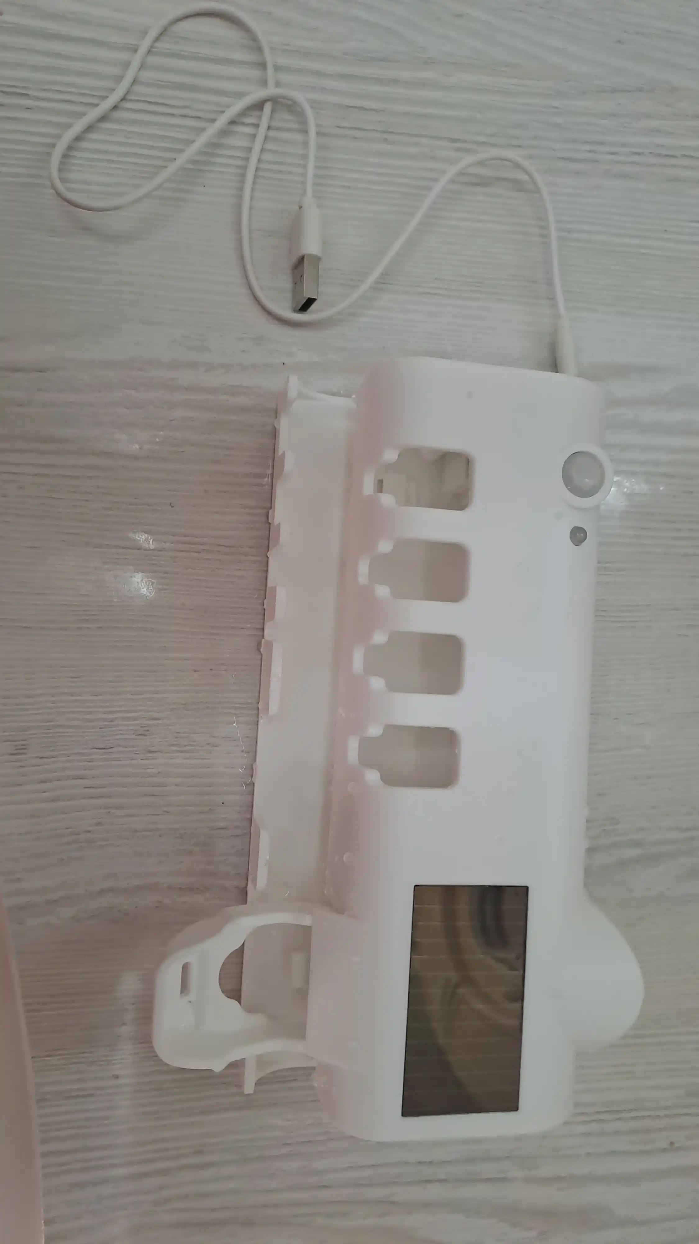 Dozator, tish cho'tkalari va tish pastasi uchun ushlagich, dispenserli, UV sterilizatorli