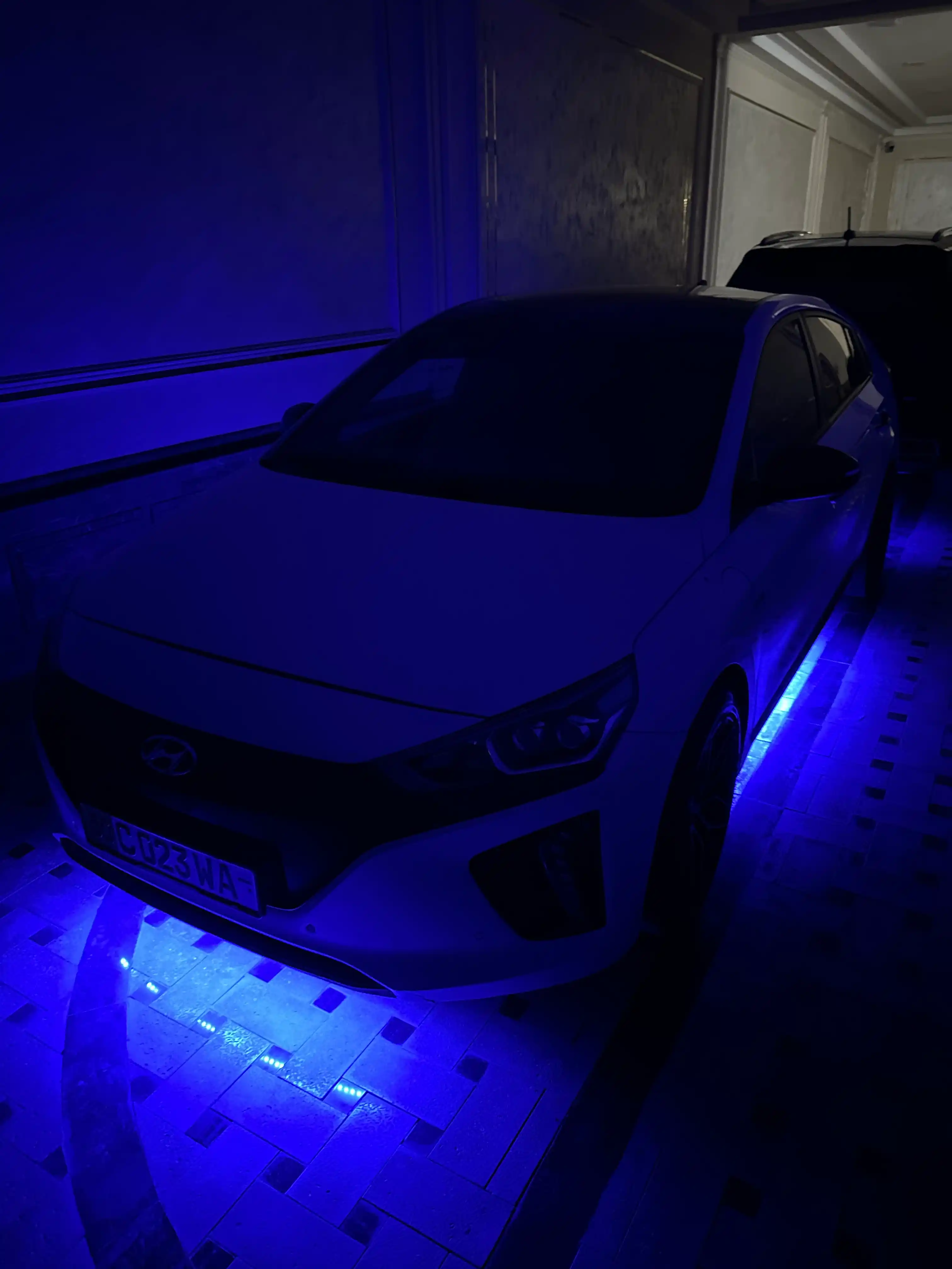 Avtomobil tubidagi LED neon yoritgich, RGB, musiqa rejimi va telefon orqali boshqaruv