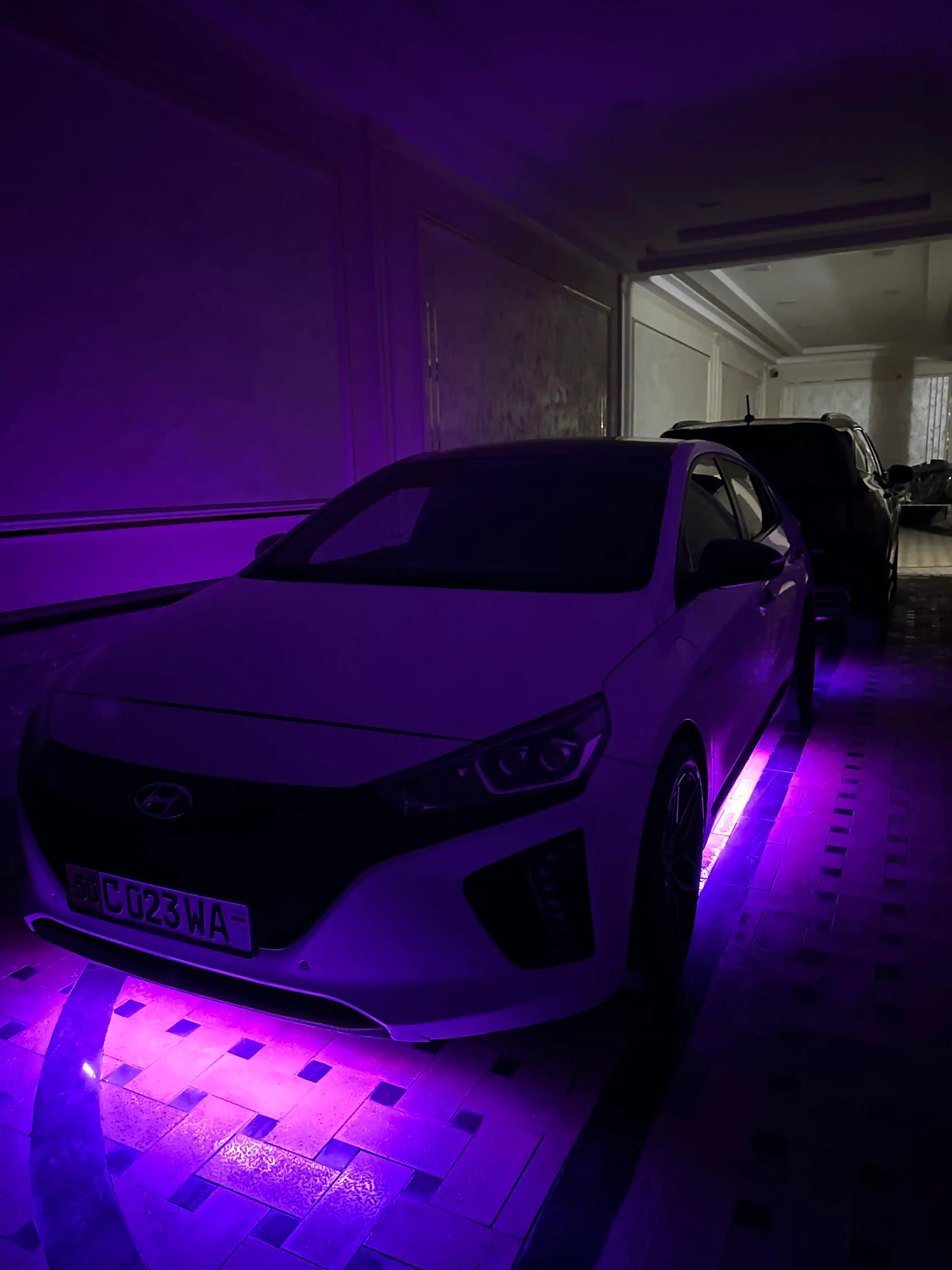 Avtomobil tubidagi LED neon yoritgich, RGB, musiqa rejimi va telefon orqali boshqaruv