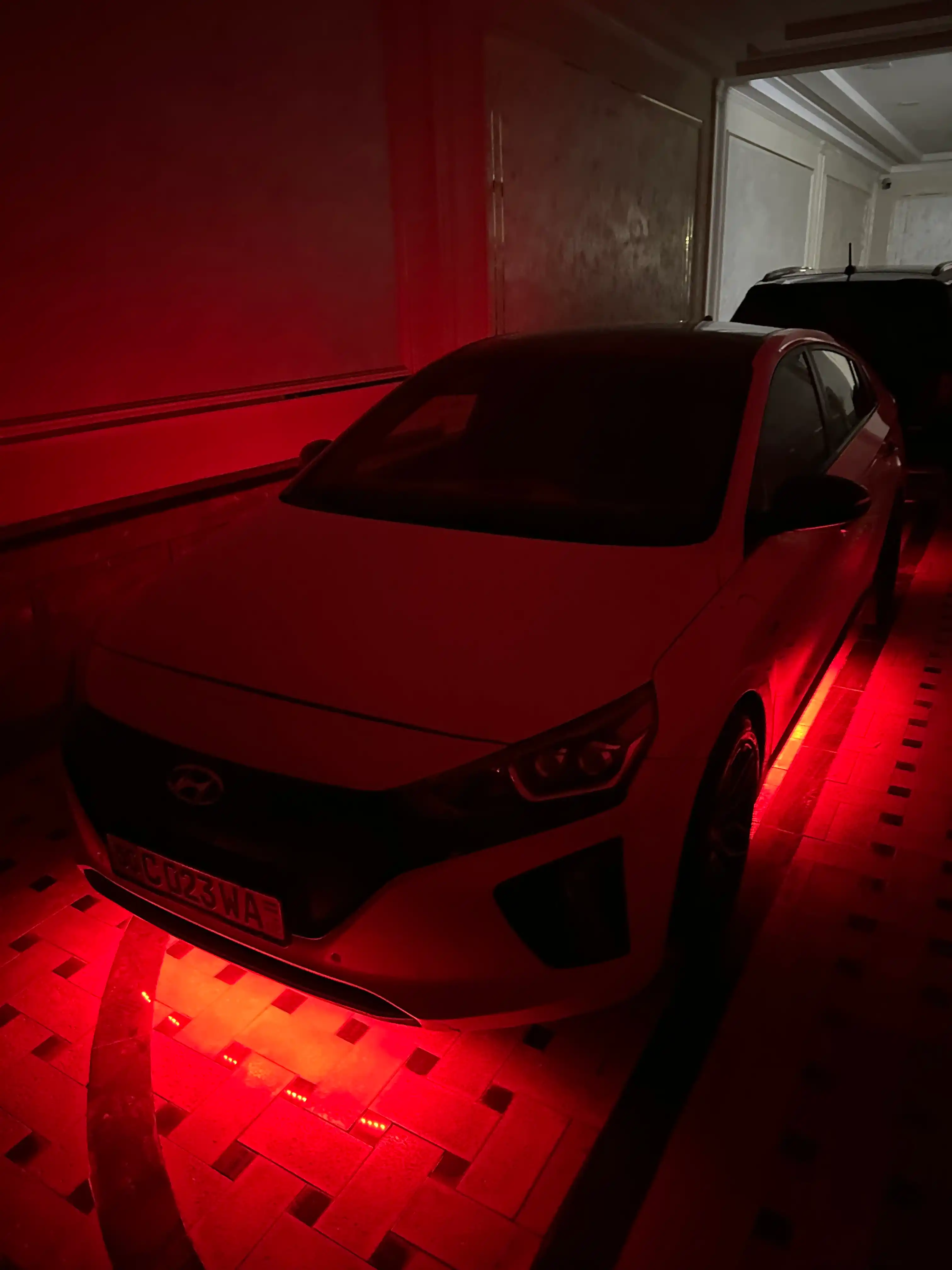 Avtomobil tubidagi LED neon yoritgich, RGB, musiqa rejimi va telefon orqali boshqaruv