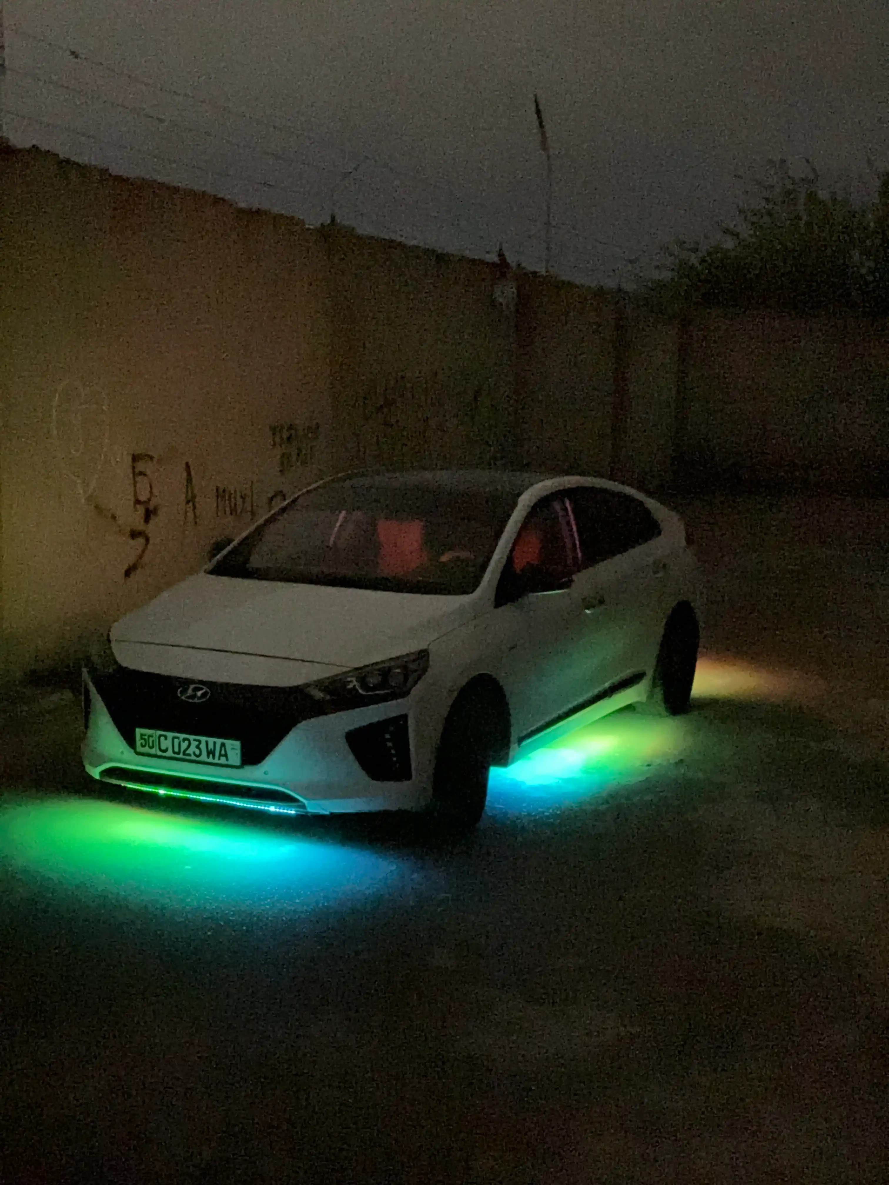 Avtomobil tubidagi LED neon yoritgich, RGB, musiqa rejimi va telefon orqali boshqaruv