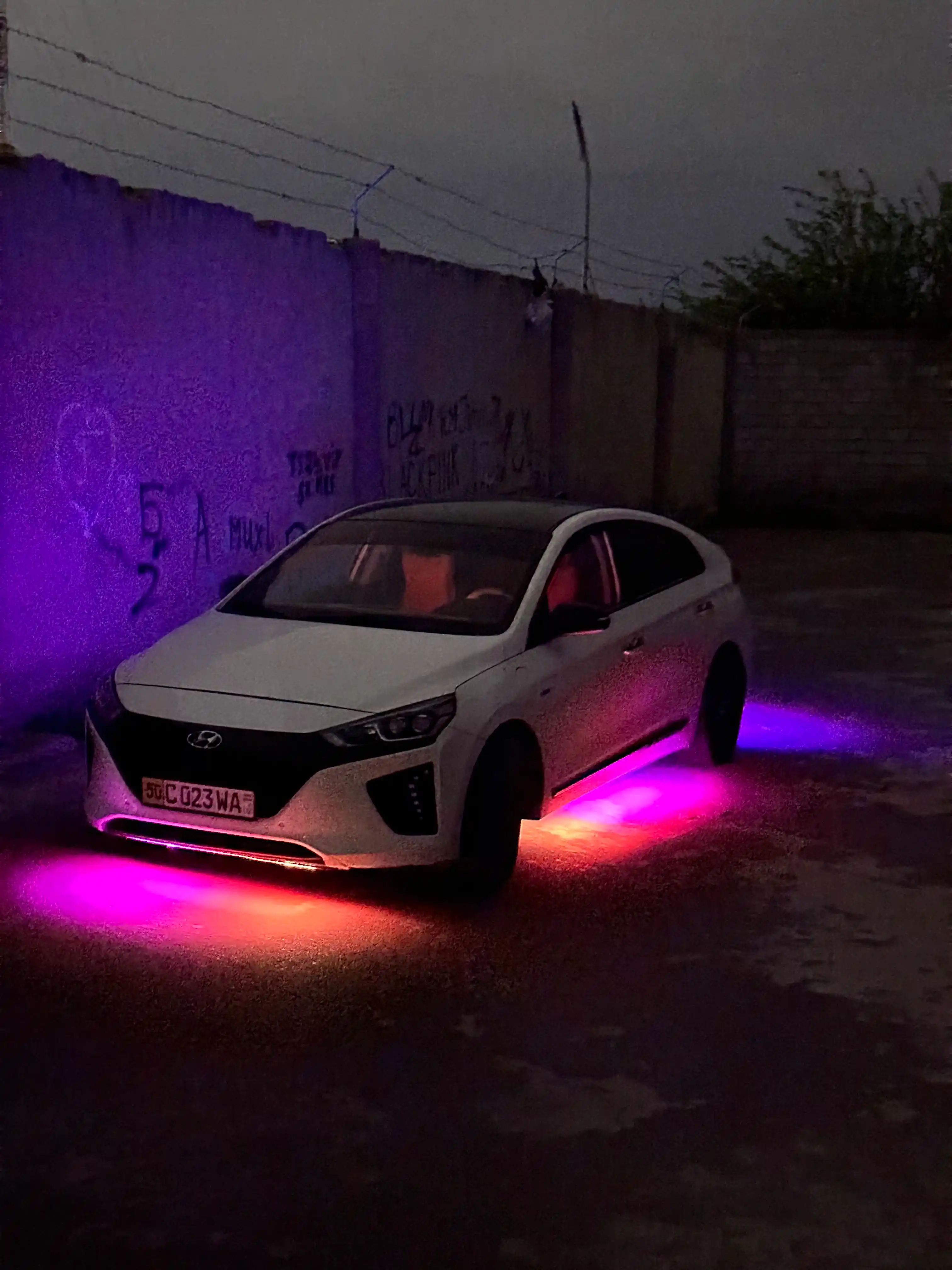 Avtomobil tubidagi LED neon yoritgich, RGB, musiqa rejimi va telefon orqali boshqaruv