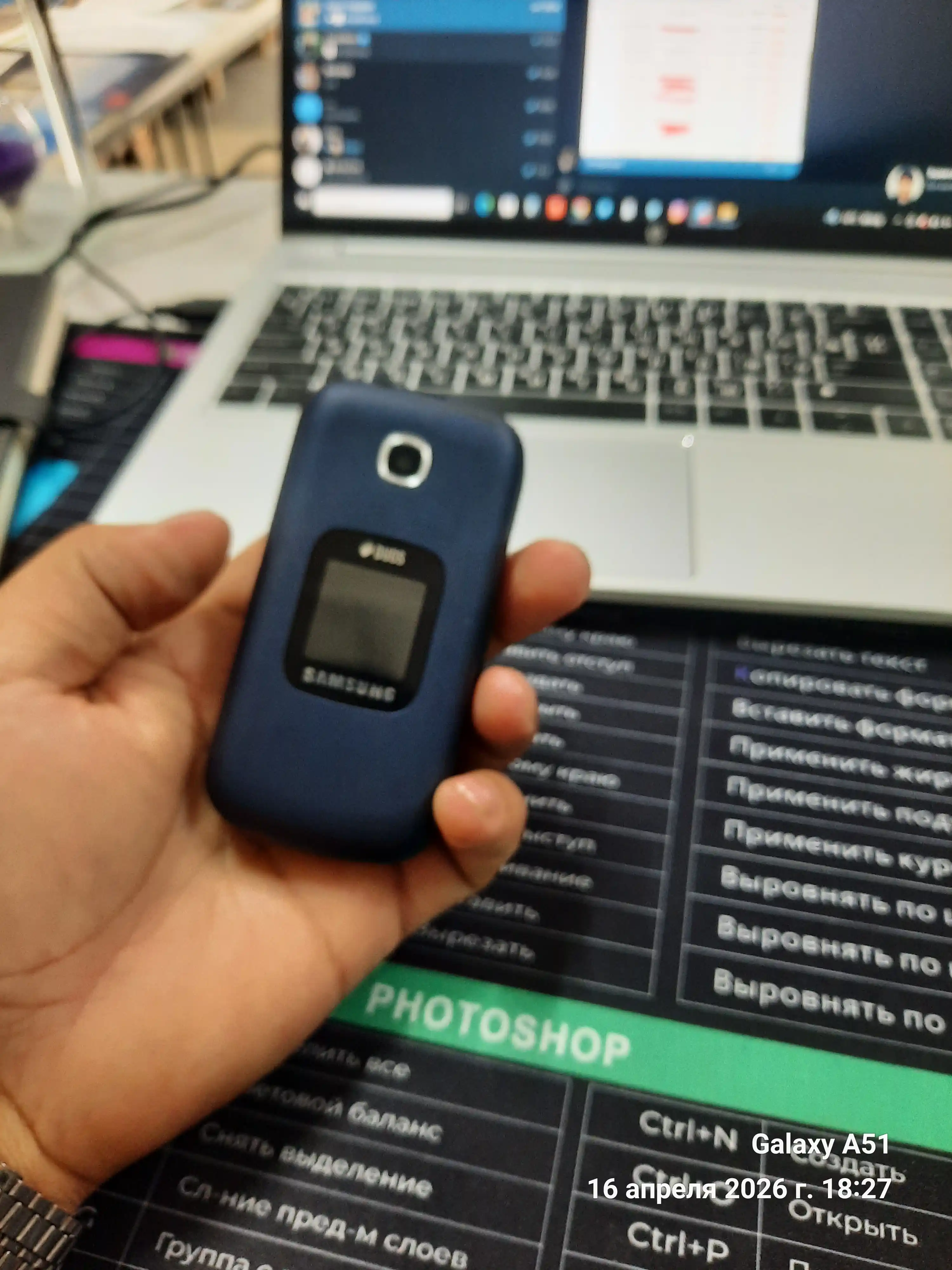 gusto 3 GM B311V telefoni 2 ta SIM-karta quvvatlash qurilmasi bilan