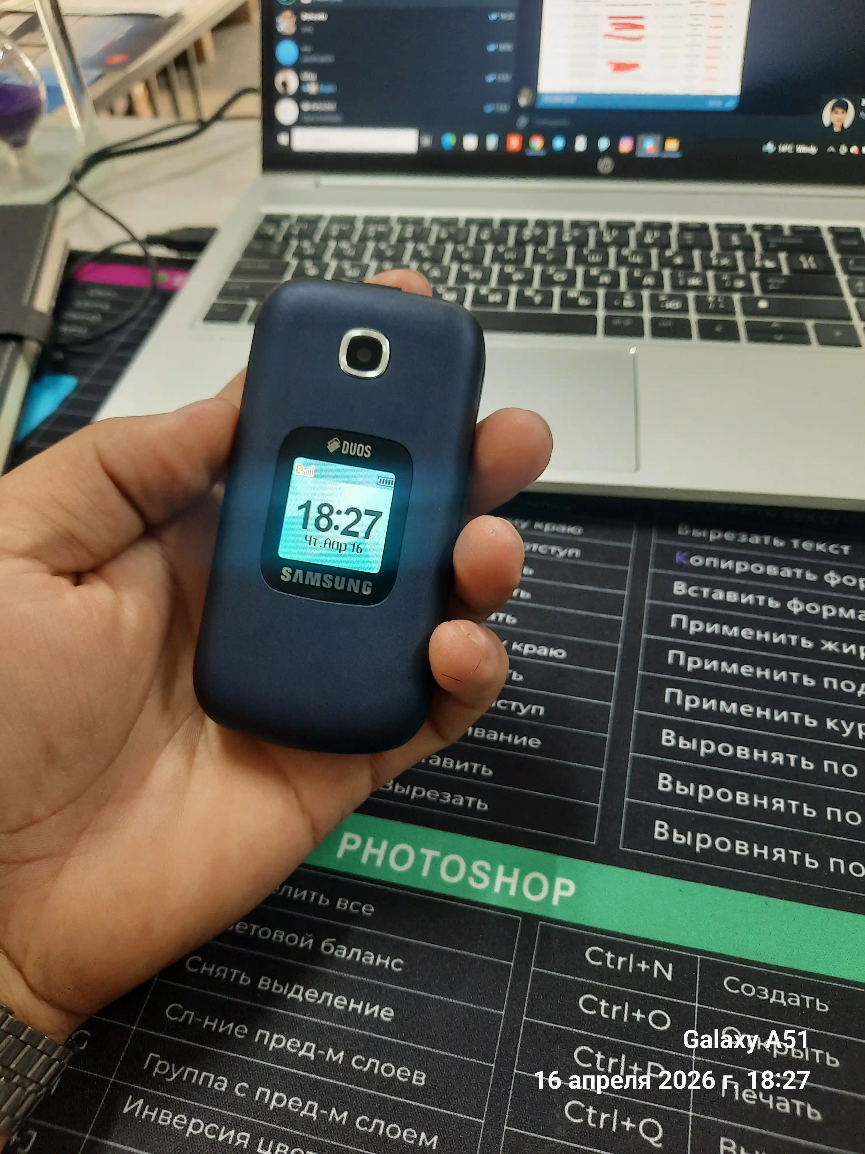 gusto 3 GM B311V telefoni 2 ta SIM-karta quvvatlash qurilmasi bilan
