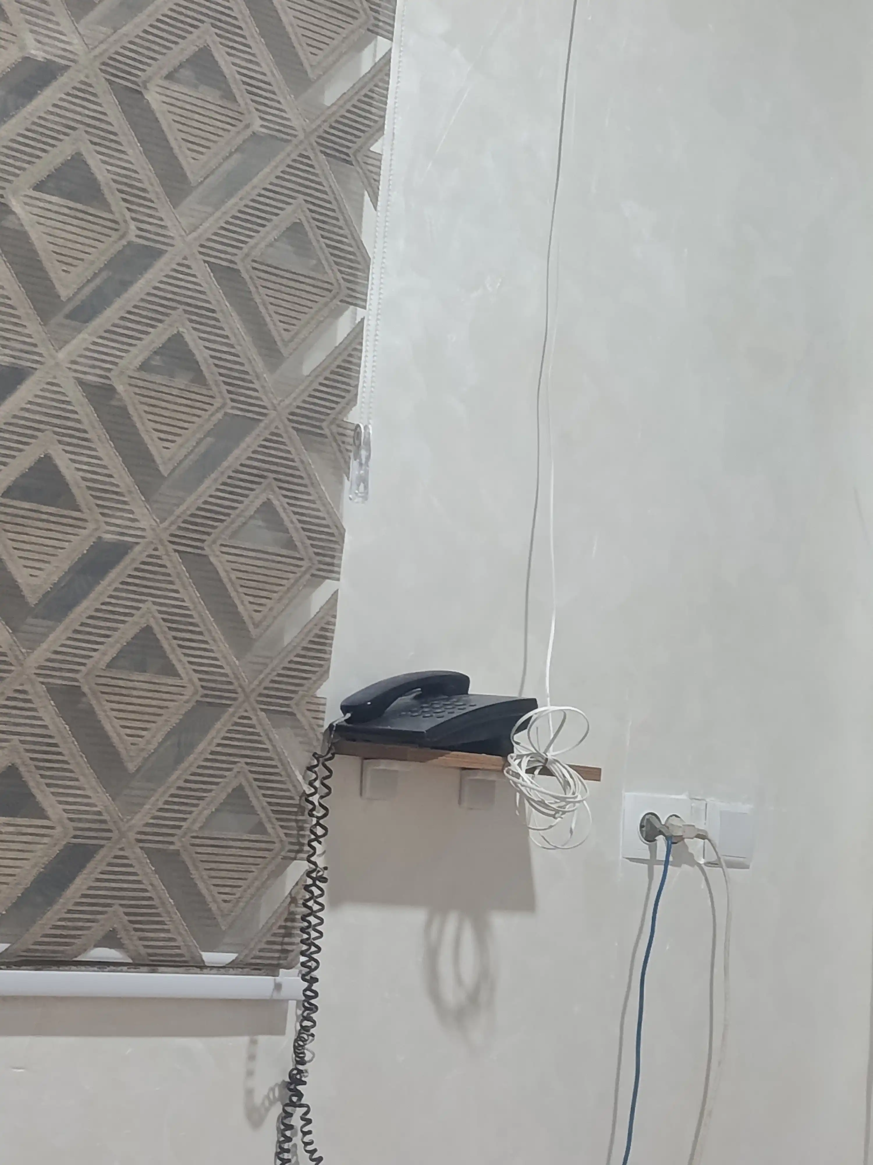 Aqlli kolonkalar va router uchun devoriy javon, texnika uchun modem-ixcham javon