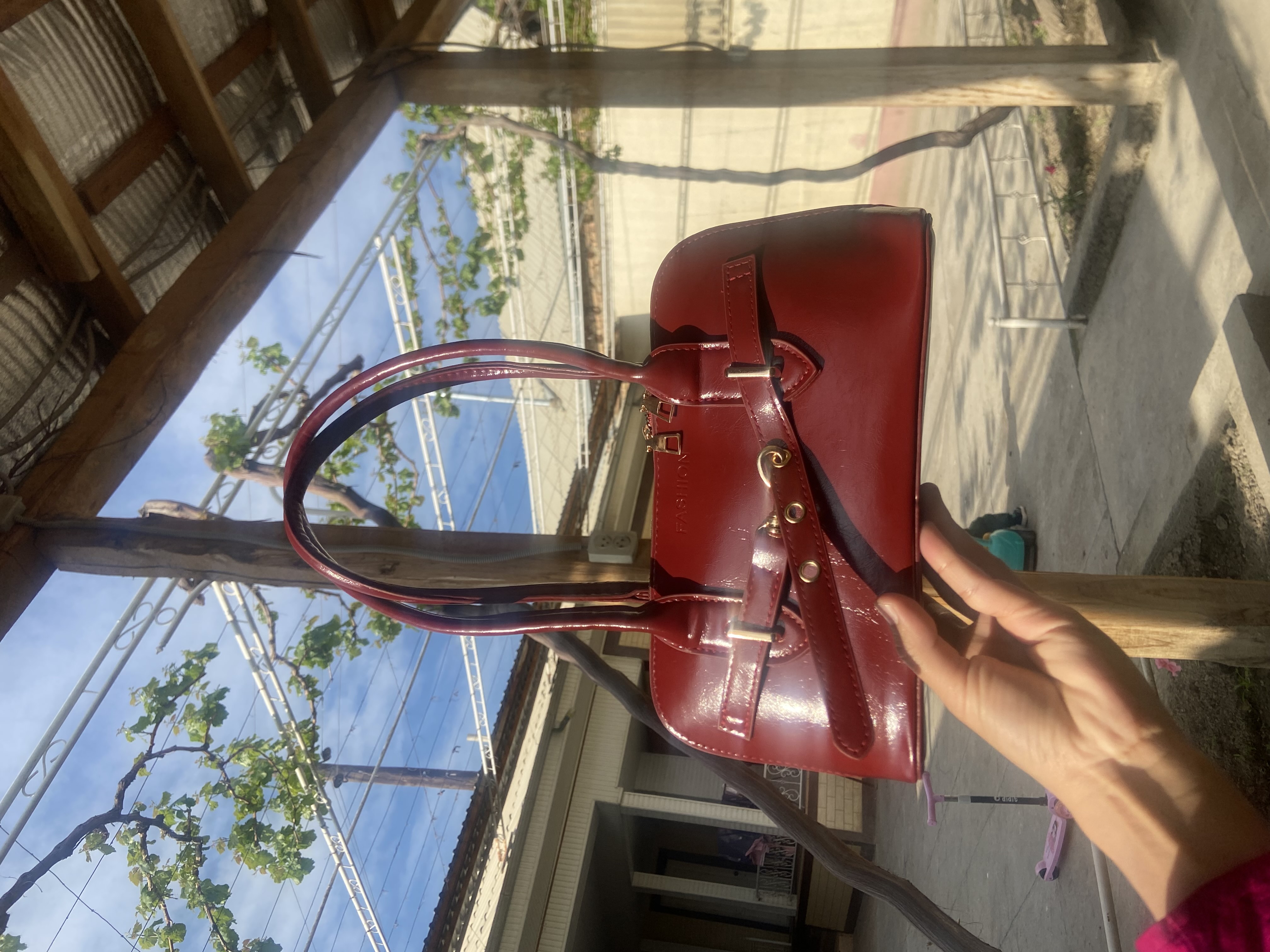 Ayollar sumkasi Jagura eko charm, yelkadan va crossbody taqiladigan, zamokli sumka