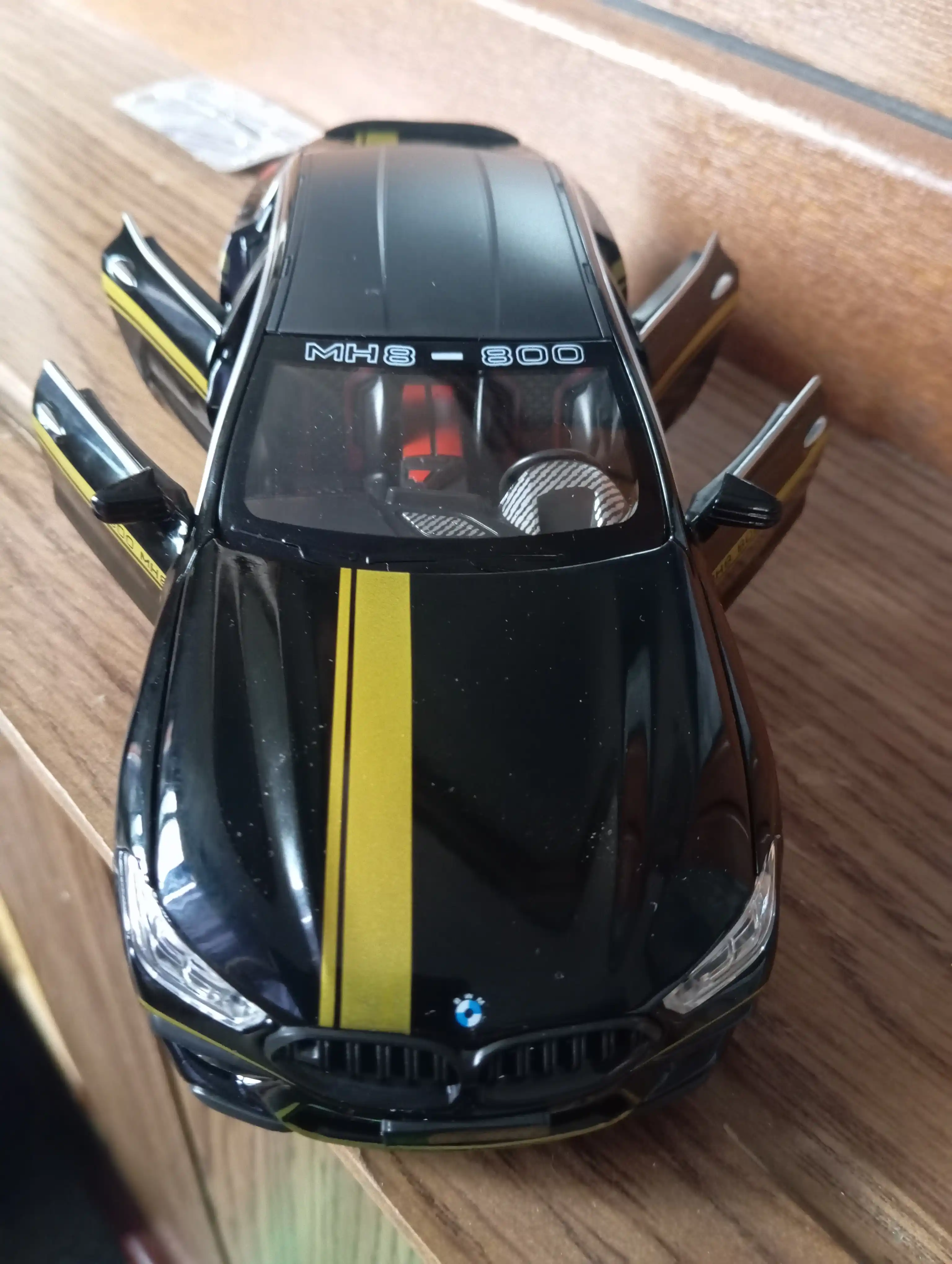 Kolleksion model BMW M8, 1:24, 21 sm