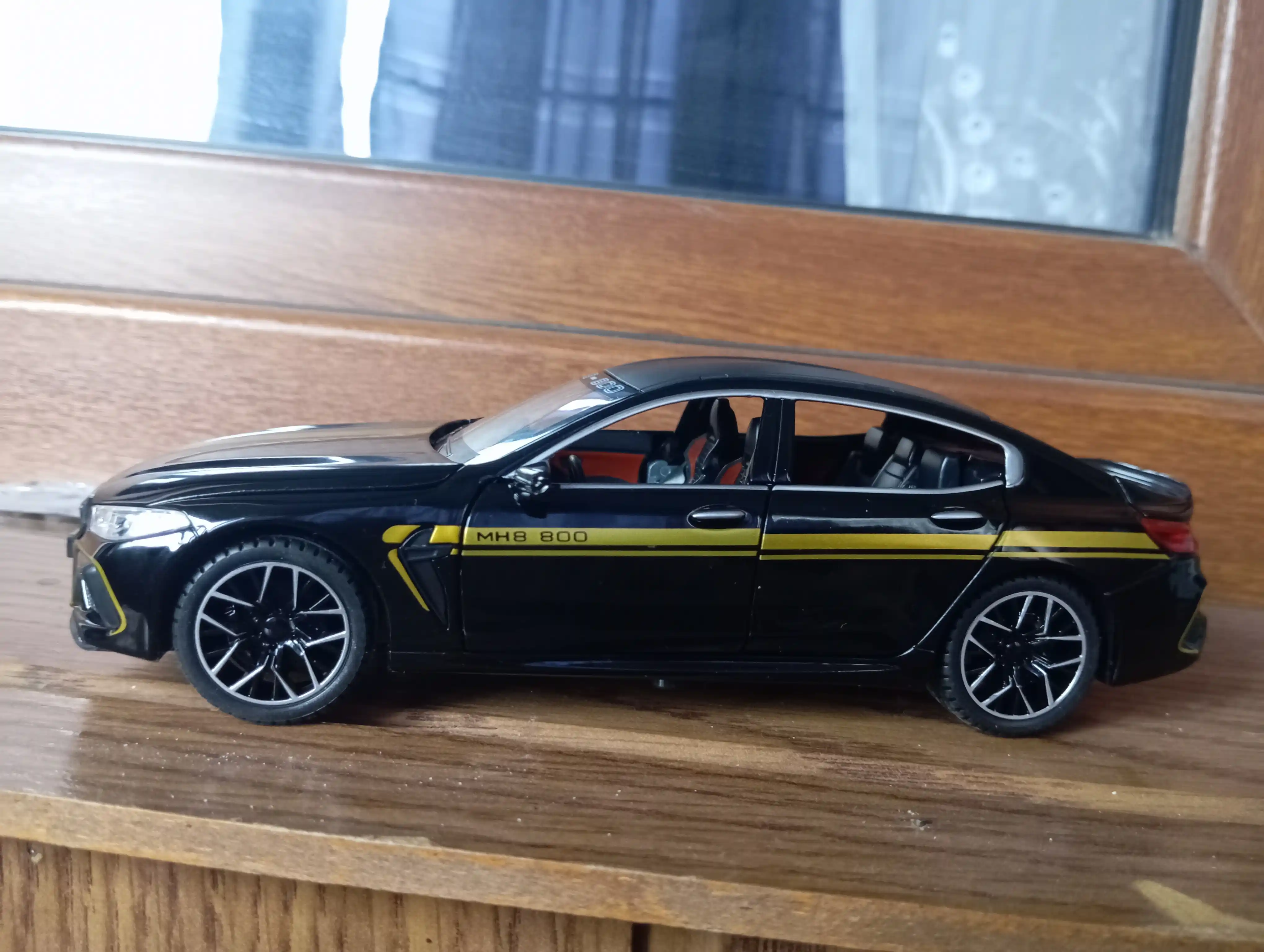 Kolleksion model BMW M8, 1:24, 21 sm