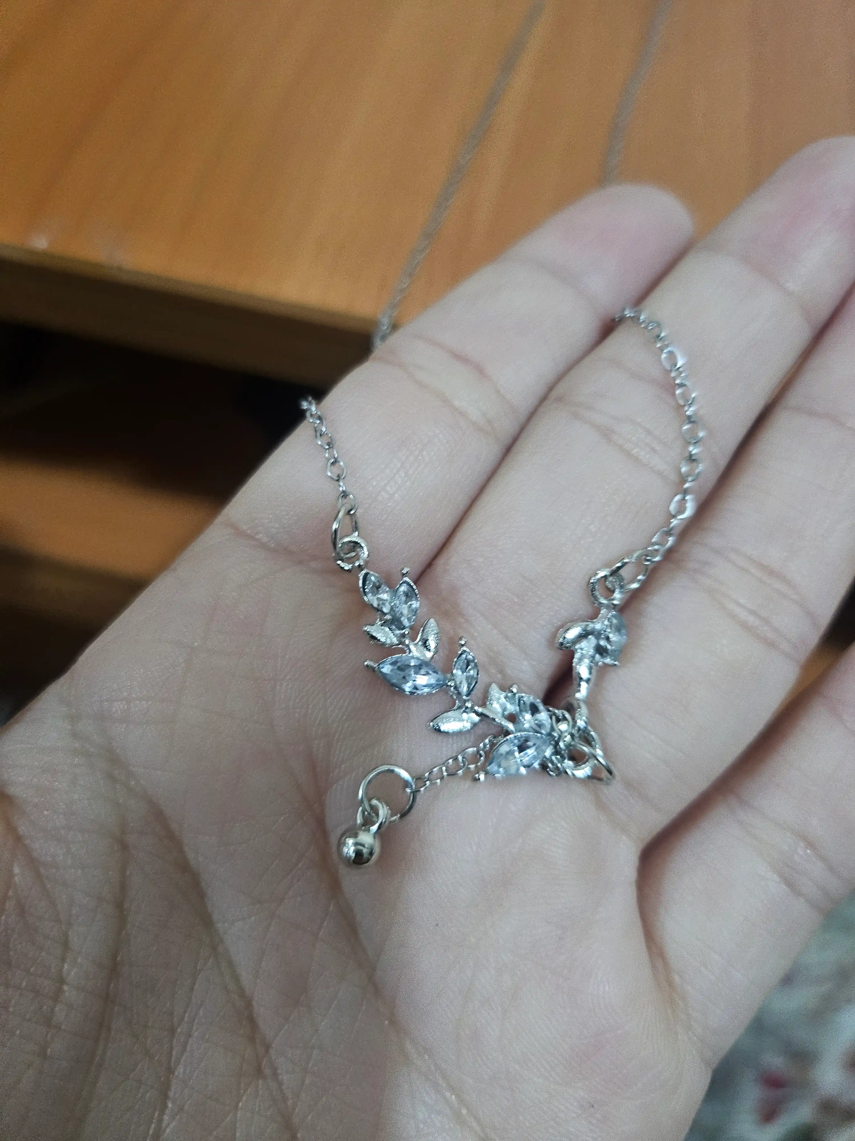 Ayollar uchun nafis ishlangan o'zgacha zanjir, bo'yin zanjiri