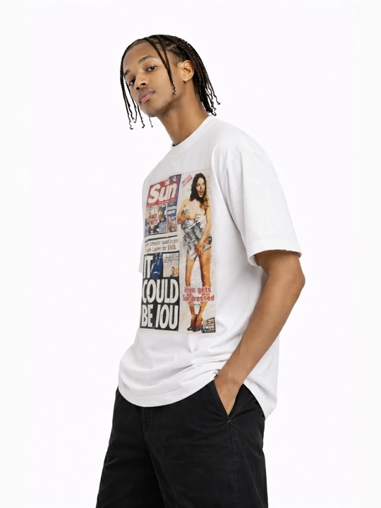 Y2K uslubidagi oversize futbolka gazeta print bilan — streetwear, unisex, oq rang
