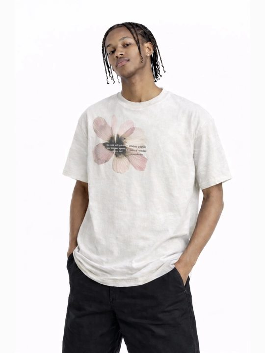 Y2K uslubidagi oversize futbolka gul print bilan — streetwear, uniseks