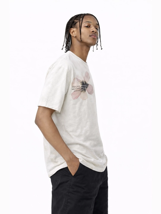 Y2K uslubidagi oversize futbolka gul print bilan — streetwear, uniseks