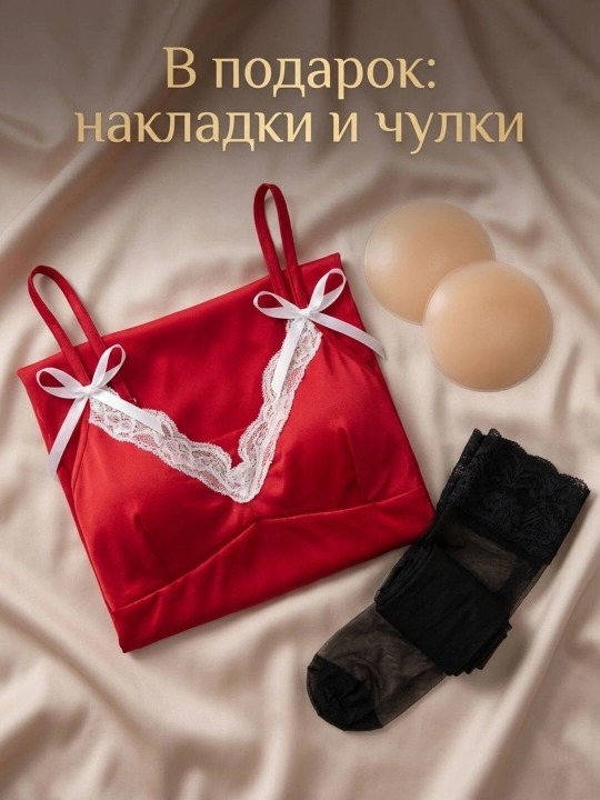 Женский комплект белья «3 в 1»: халат на завязках, ночная сорочка и нижнее белье.