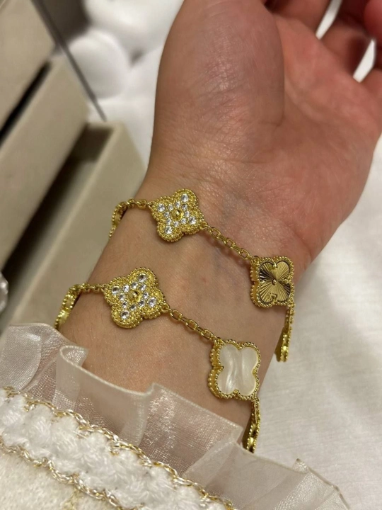 Ayollar uchun tilla rangli bilakuzuk "Yoncagullar" (Clover), Van Cleef uslubida