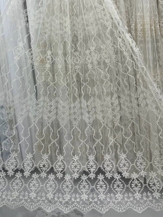 Tyul parda kashtali, nafis gulli, yengil va shaffof, bo‘yi 280 sm