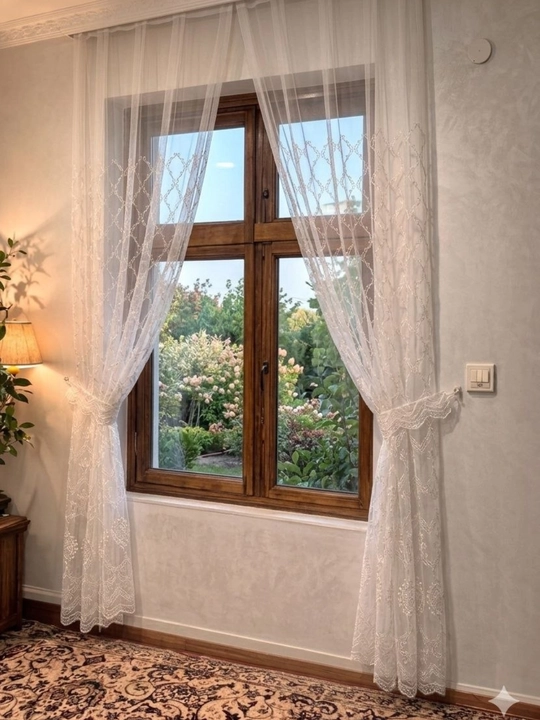 Tyul parda kashtali, nafis gulli, yengil va shaffof, bo‘yi 280 sm