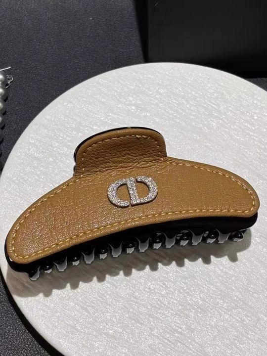 Ayollar uchun premium soch qisqichi (krabik) "CD" logotipli, toshli, charm qoplamali - 