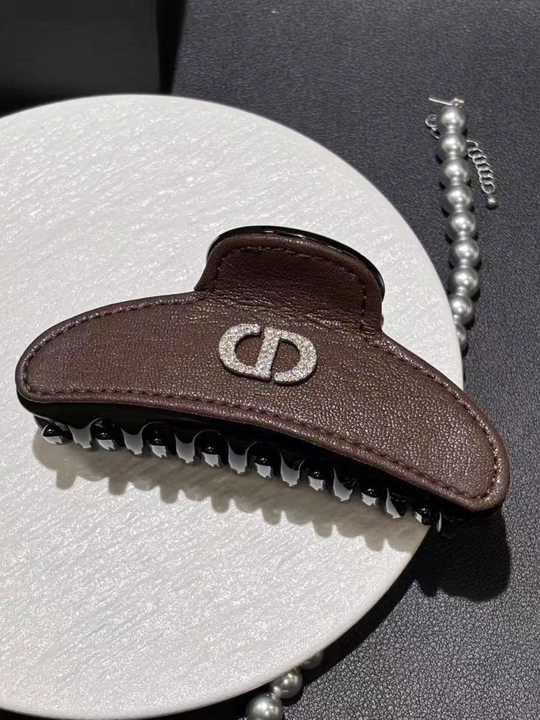Ayollar uchun premium soch qisqichi (krabik) "CD" logotipli, toshli, charm qoplamali - 