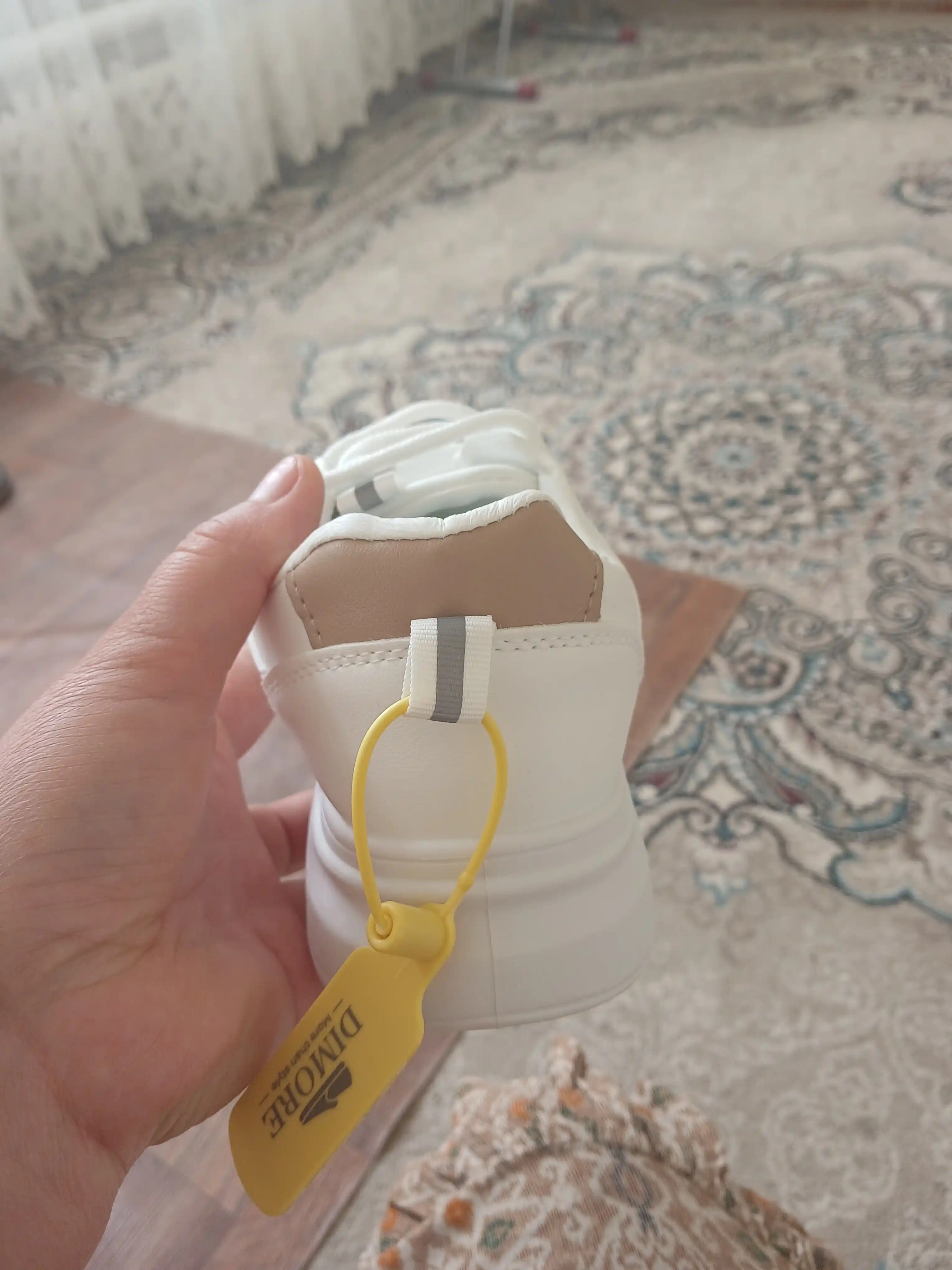 Ayollar krossovkalari, DISHER WhiteEase, krasovkalar ayollar uchun, ayollar krossovkasi