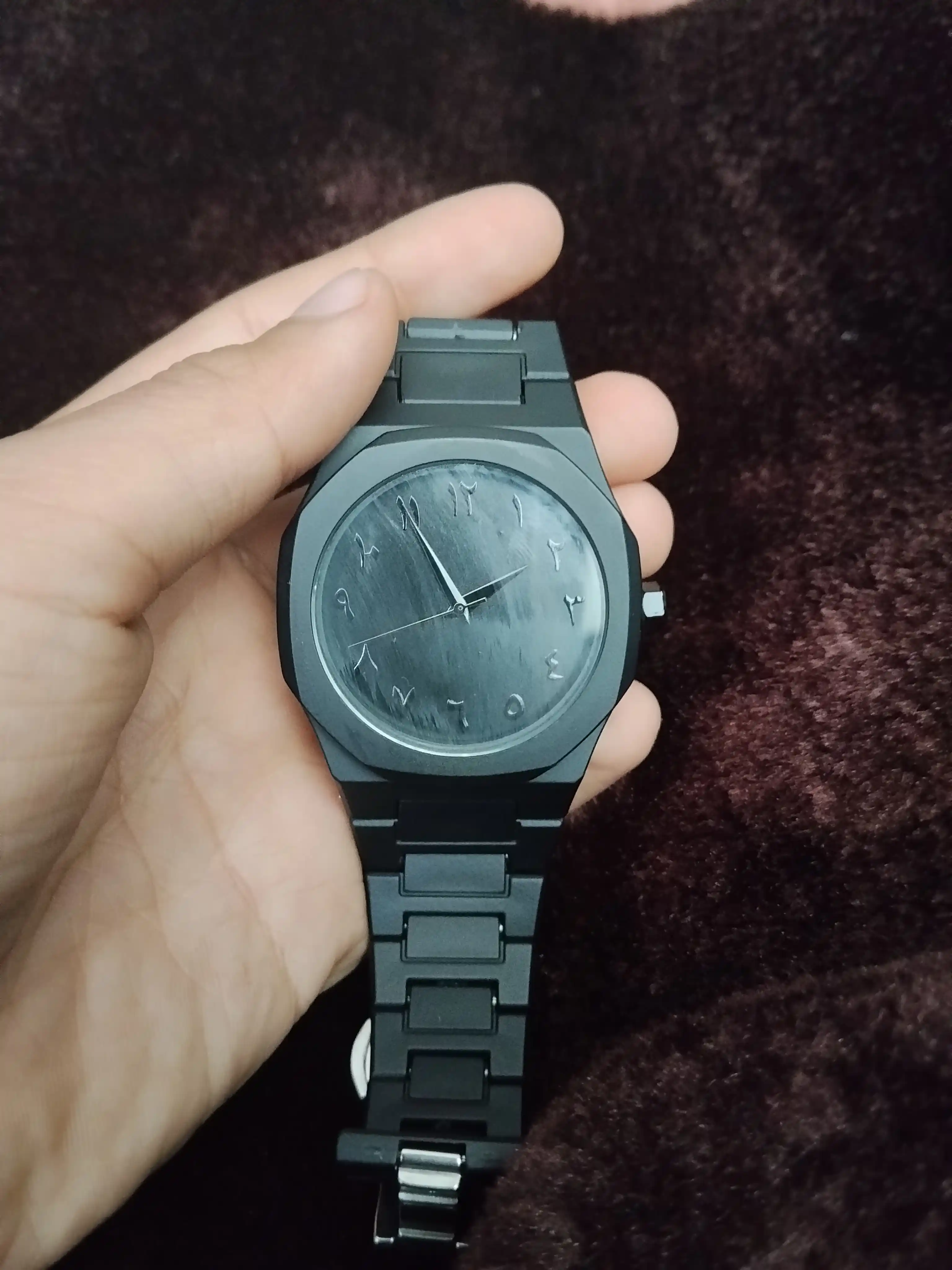 Arab raqamli qo‘l soati, minimalistik dizayn