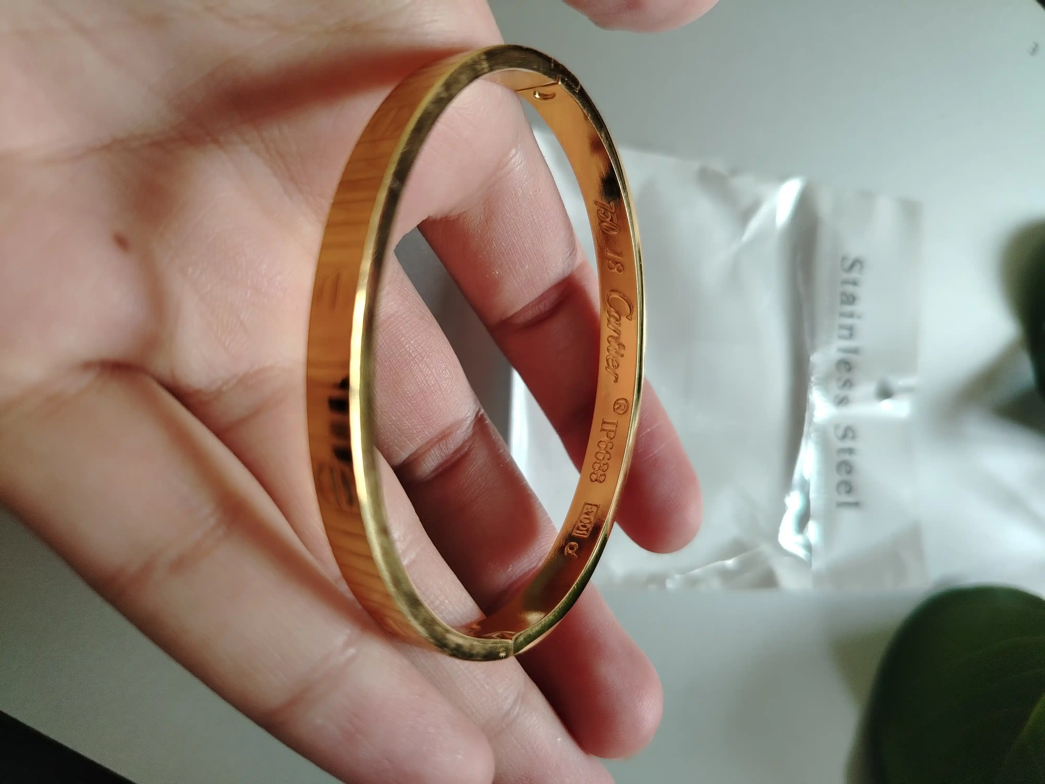 Ayollar va qizlar uchun bilaguzuklar, Cartier braslet, bujiteriya