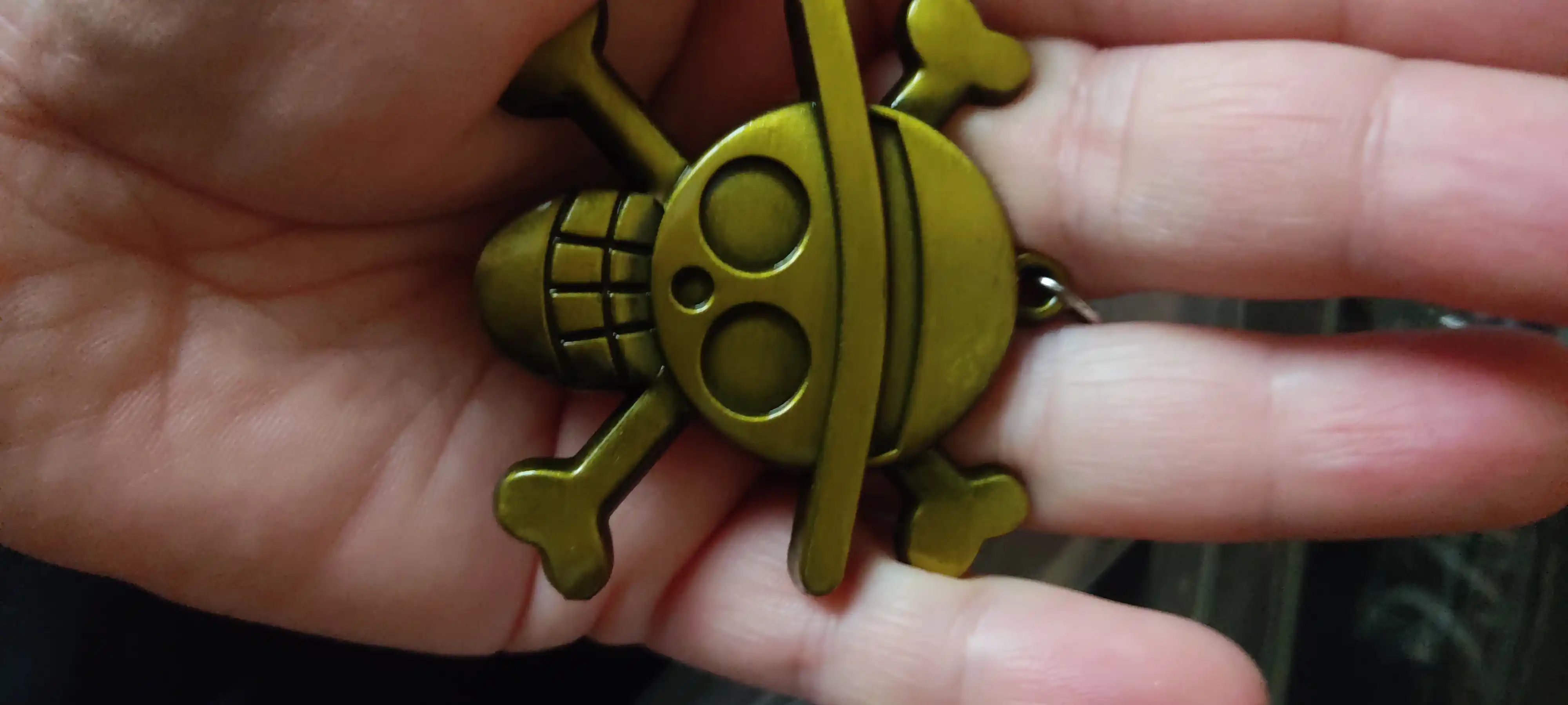 One Piece metall breloklar — shlyapa va bosh suyak dizayni, anime aksessuar