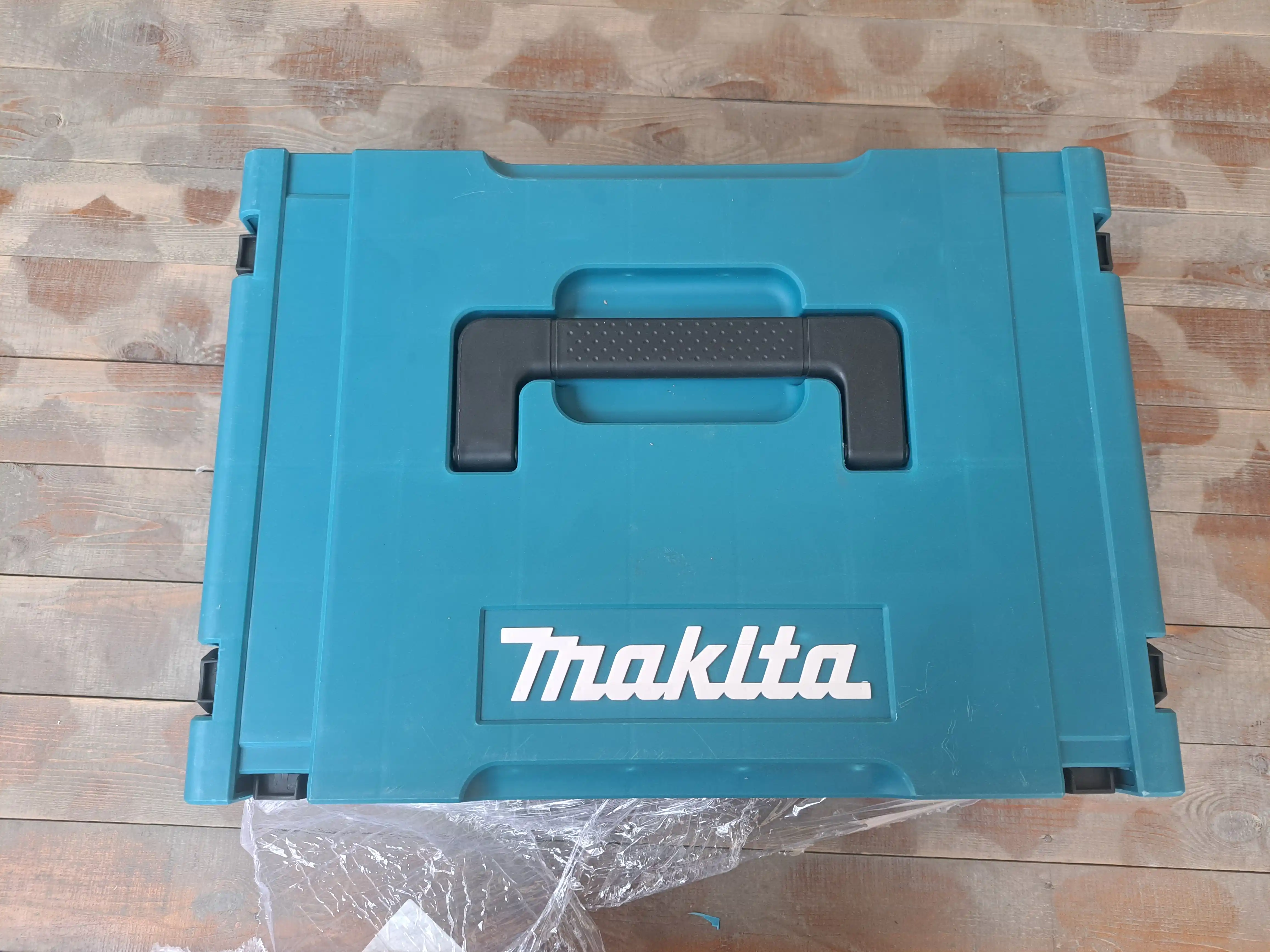 Makita akkumulyatorli nabor 6 tasi 1 da: shurupovyort, perforator, bolgarka, arralar