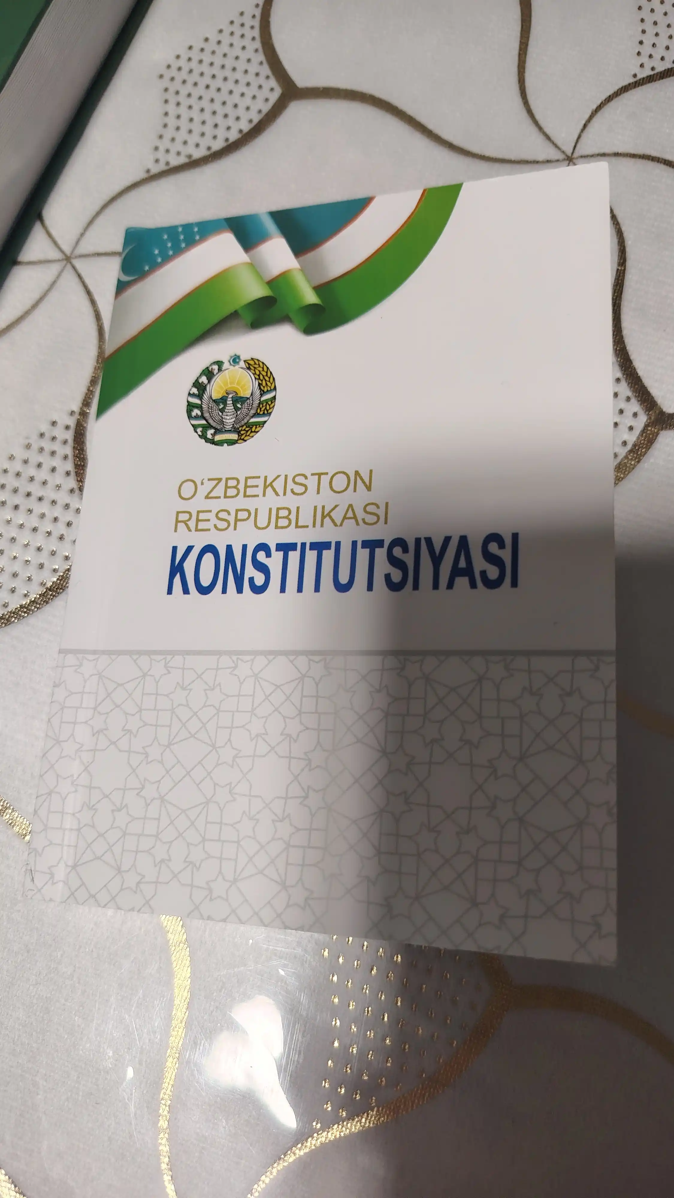 O'zbekiston Respublikasi Konstitutsiyasi, rus va o'zbek tilida