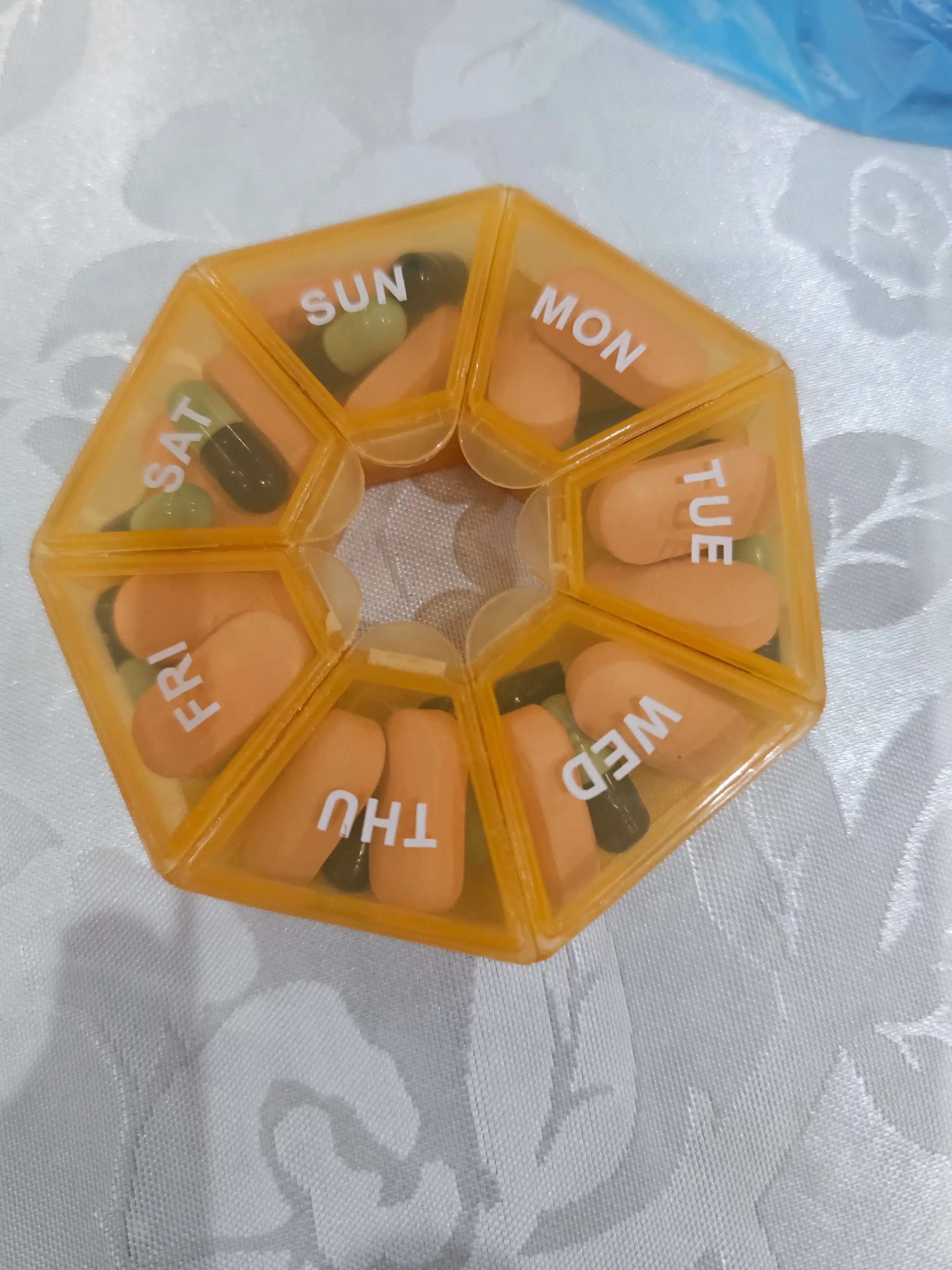 Tabletkalar, dorilar, vitaminlar, badlar, mayda-chuydalar uchun organayzer, 7 ta bo‘lim