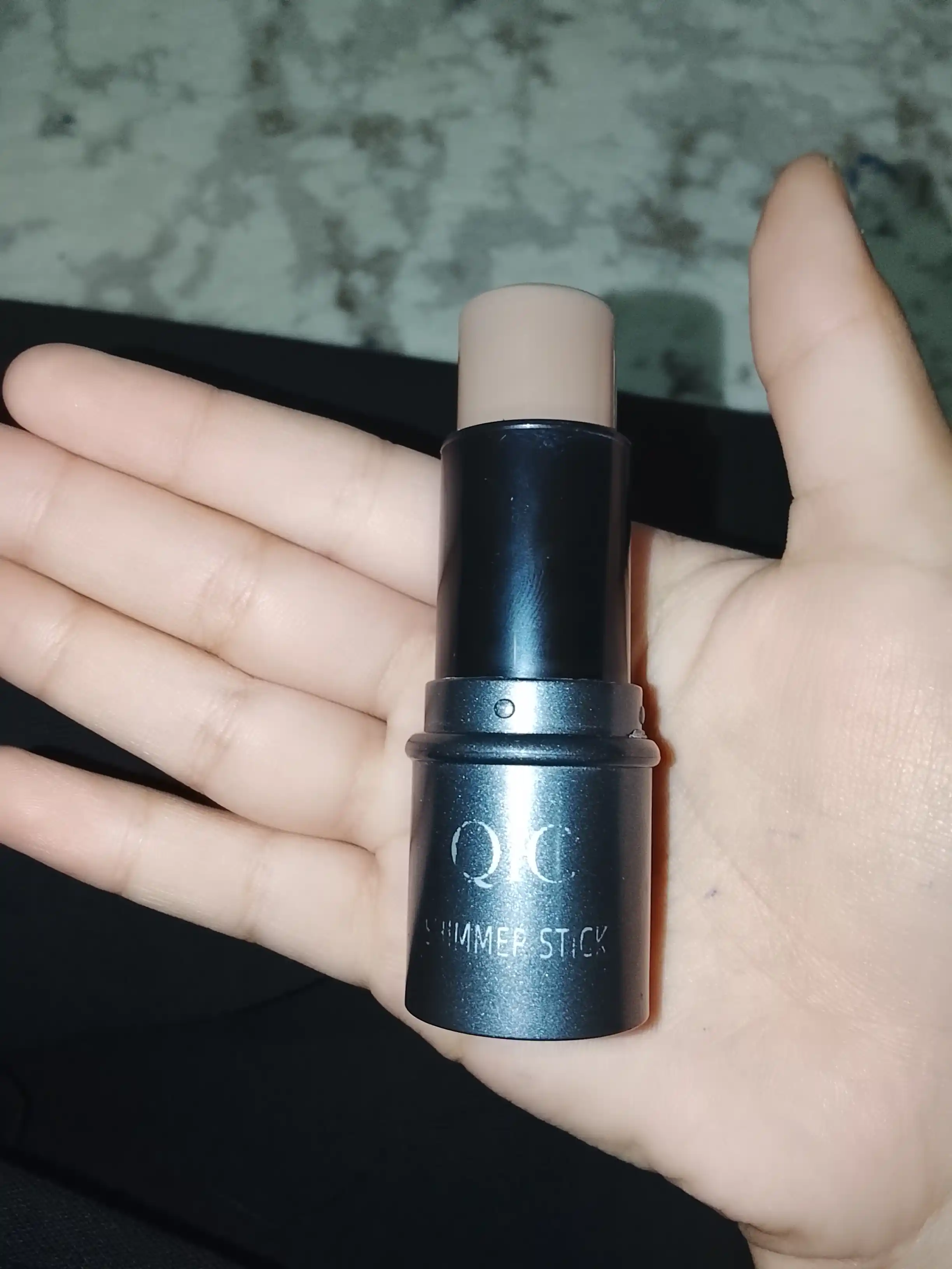 Konturlovchi haykaltarosh, highlighter va kremsi rang beruvchi tayoqcha