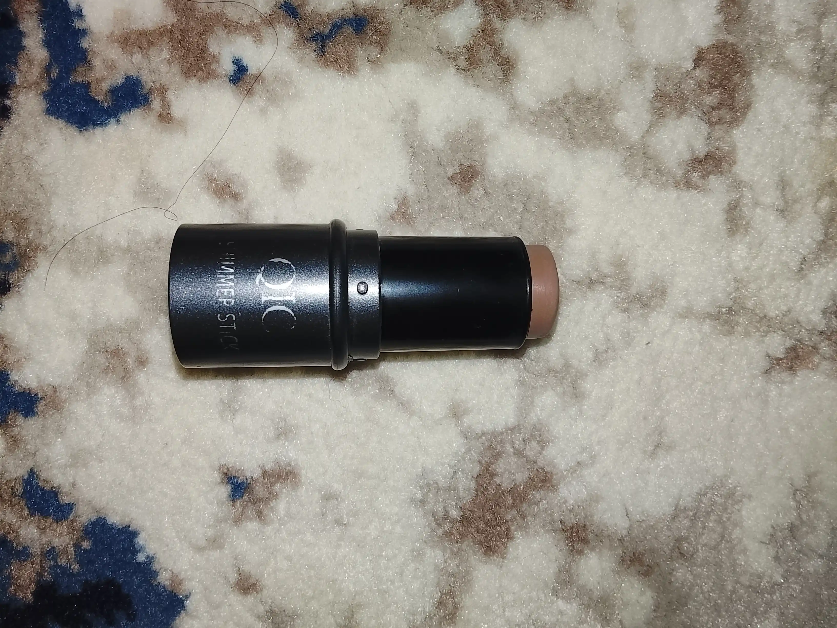 Konturlovchi haykaltarosh, highlighter va kremsi rang beruvchi tayoqcha