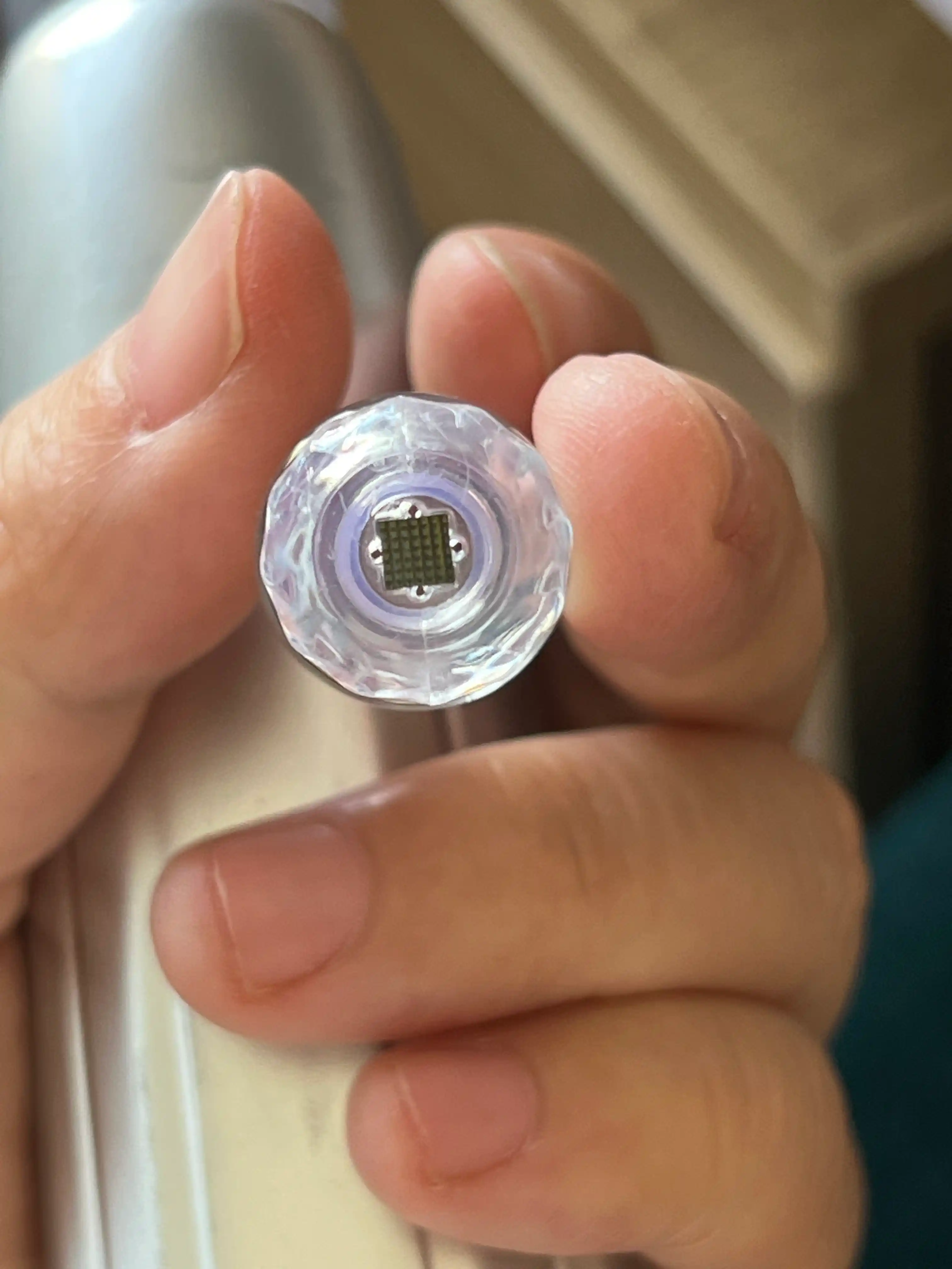 Suvli,nano-mezodermal yuz essensiyasi bilan o'z-o'zidan teri ostiga igna kiritish vositasi