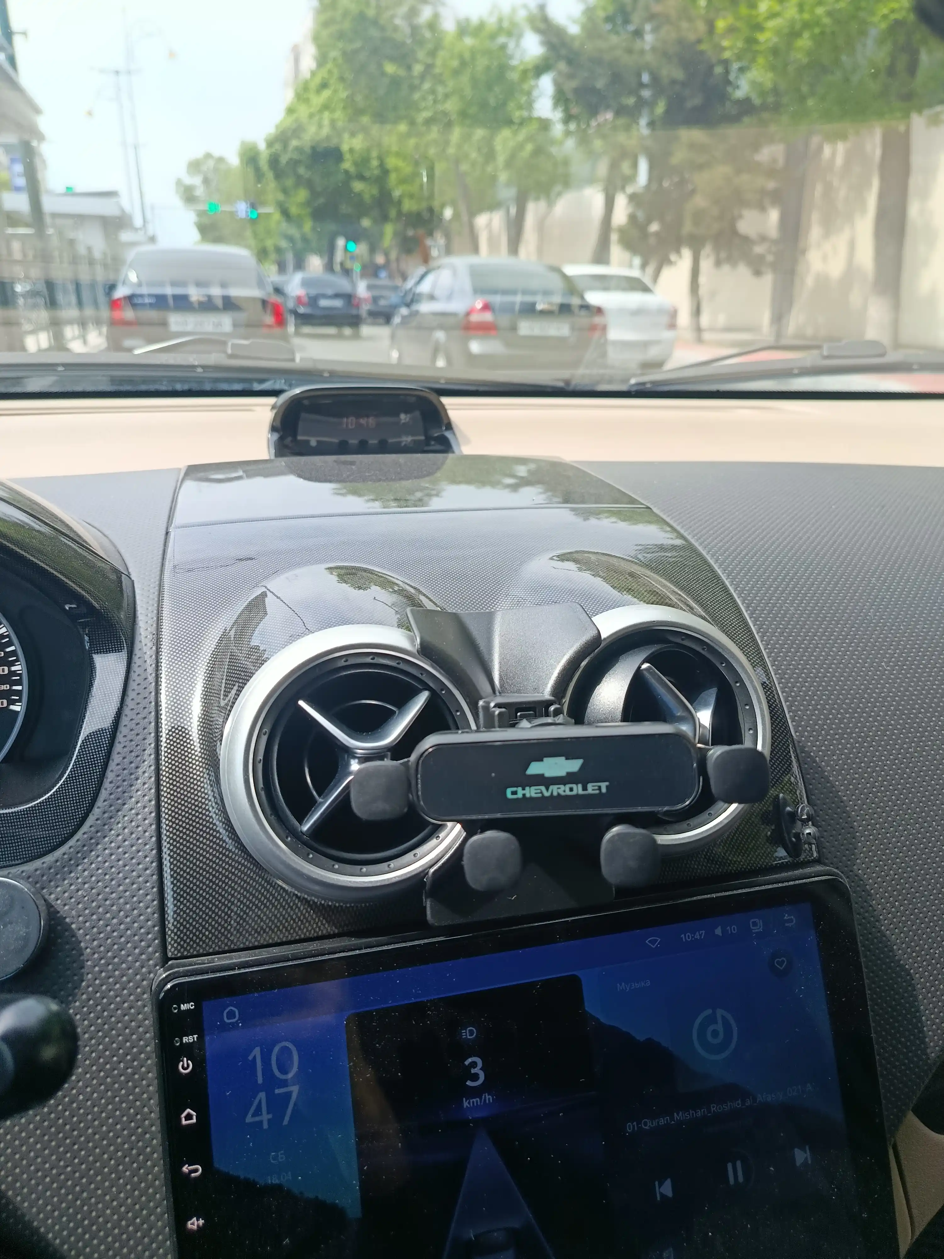 Chevrolet Nexia 3 uchun avtomobil telefon ushlagichi — gravitatsion kronshtyen