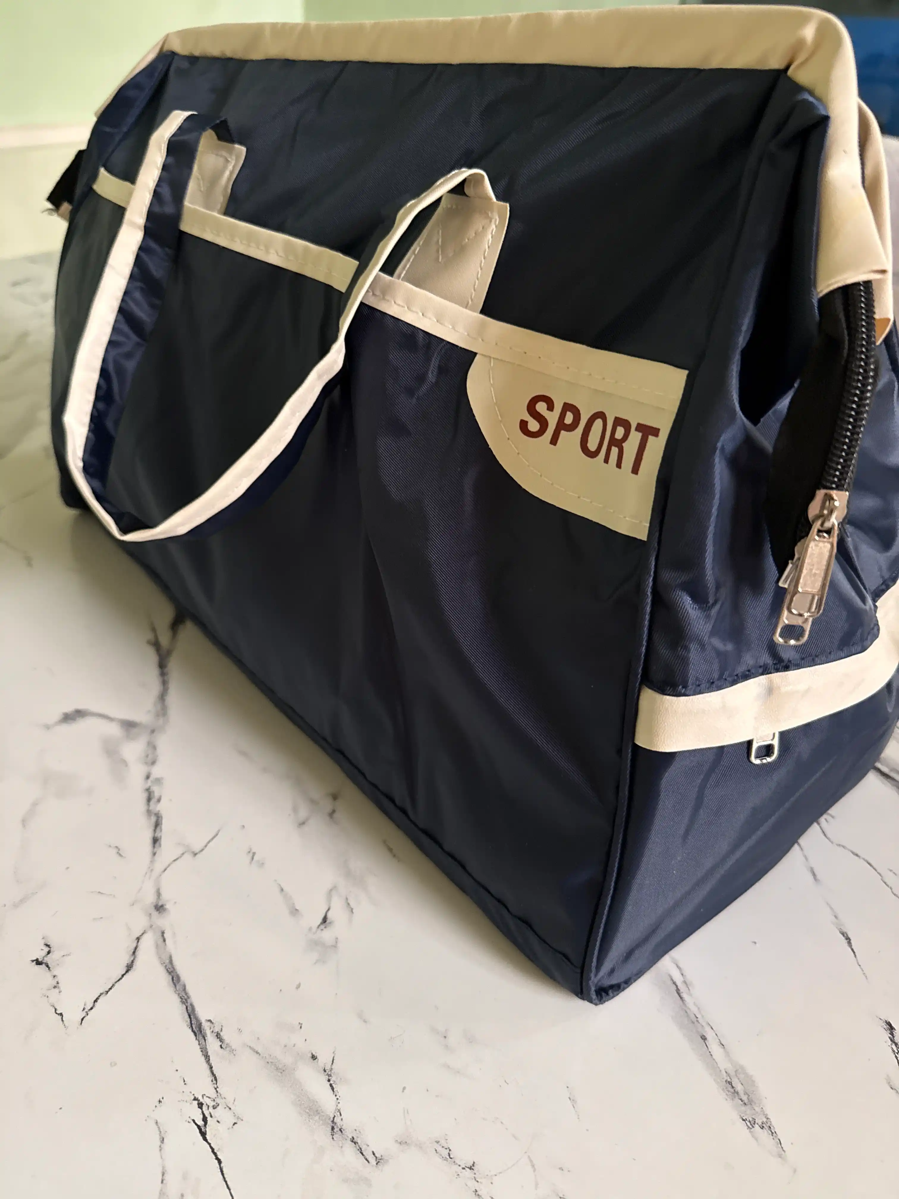 Sayohat va sport uchun sumka, katta sig‘imli, yengil va zamonaviy, qo‘l tutqichli